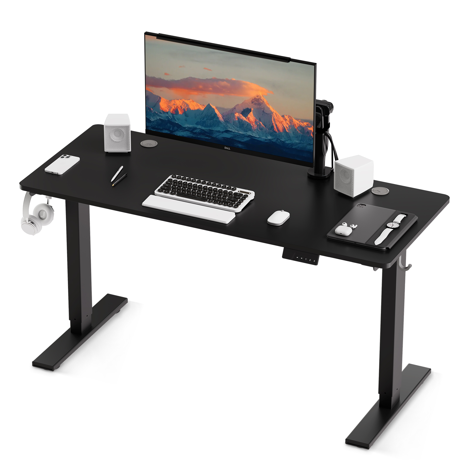 Zwarte staande bureau met monitor, accessoires en een witte achtergrond. Het bureau staat op kantoor.