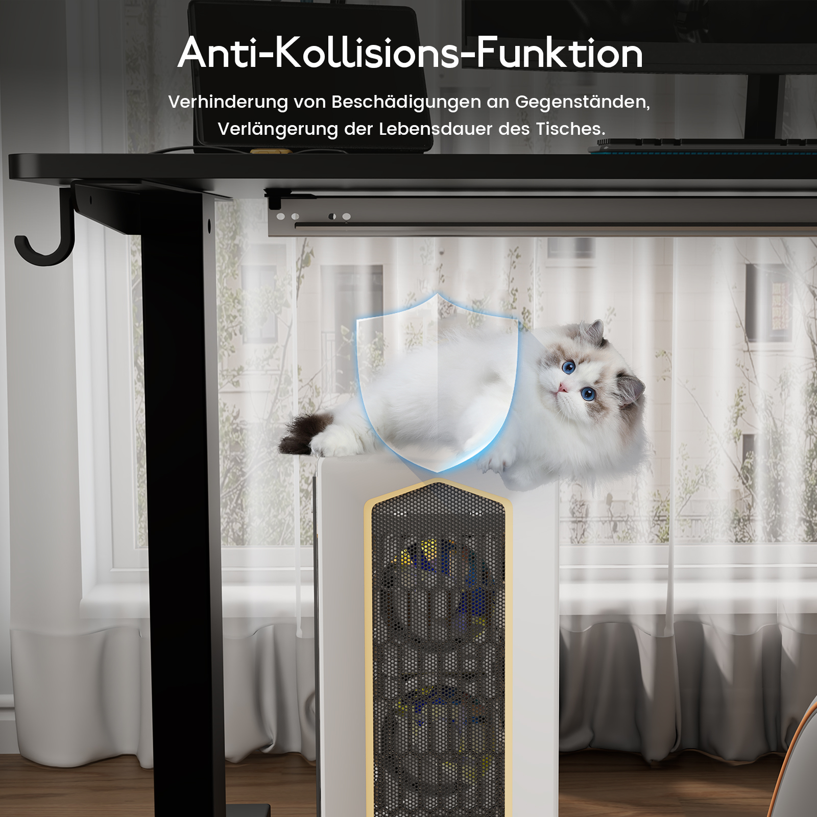 Eine Katze sitzt auf einem Schreibtisch in der Nähe eines Computers. Text: Anti-Kollisions-Funktion.