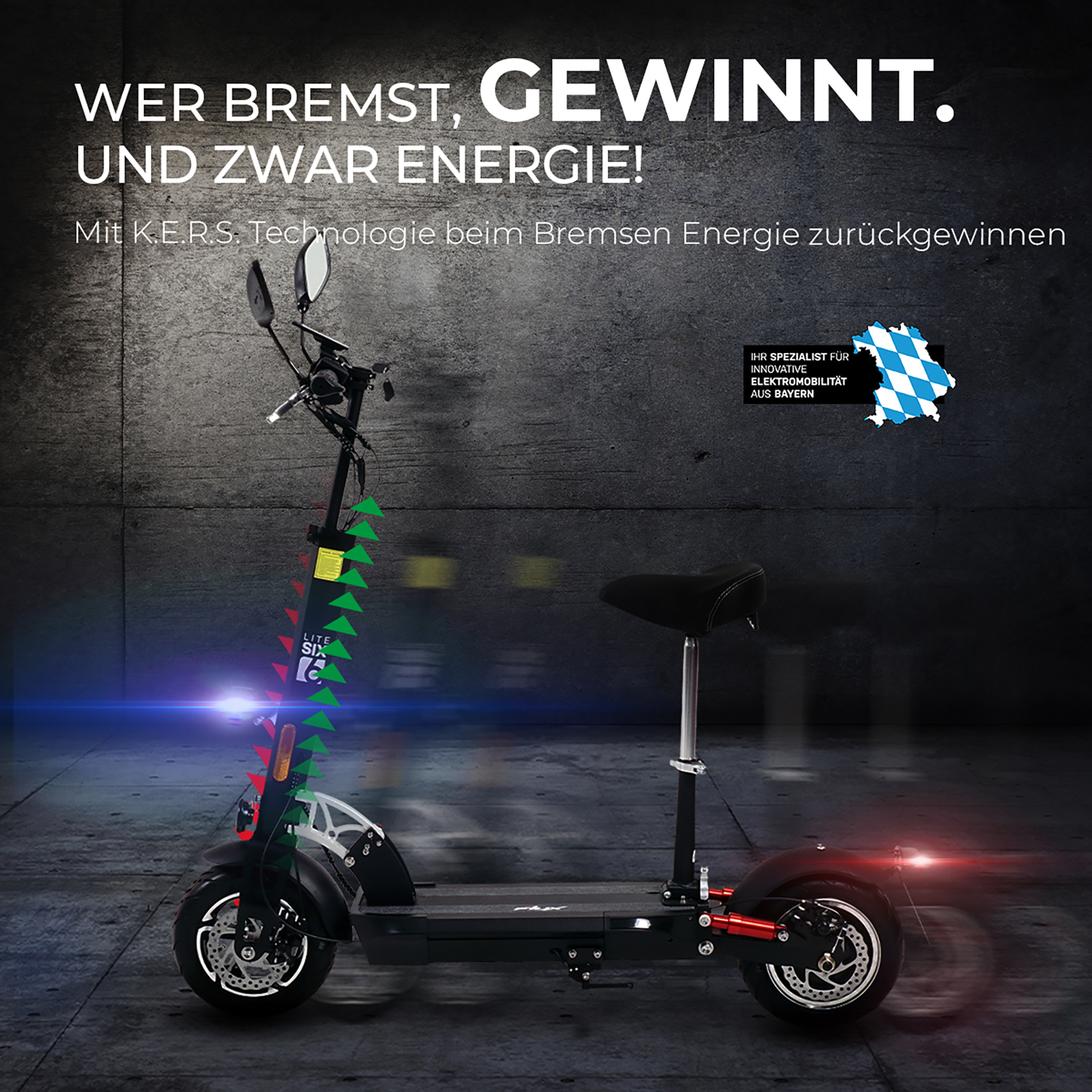 Schwarzer Elektroroller mit Text auf Deutsch, der ein Energierückgewinnungssystem zeigt. Der Hintergrund ist eine graue Wand.