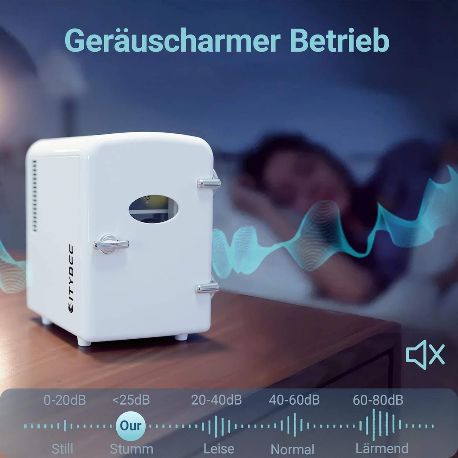 Weißer Mini-Kühlschrank auf einem Tisch, im Hintergrund schläft eine Person. Eine Schallwellengrafik ist vorhanden.