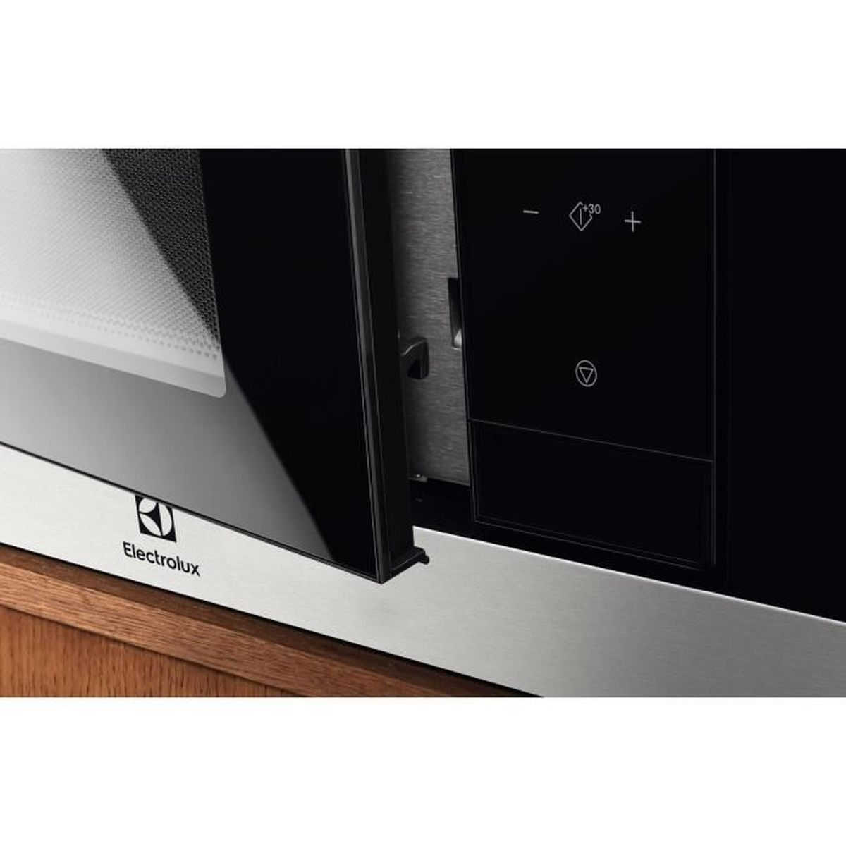 Mikrowelle mit offener Tür, Innenansicht. Electrolux-Logo unten links. Edelstahl- und schwarzes Design.