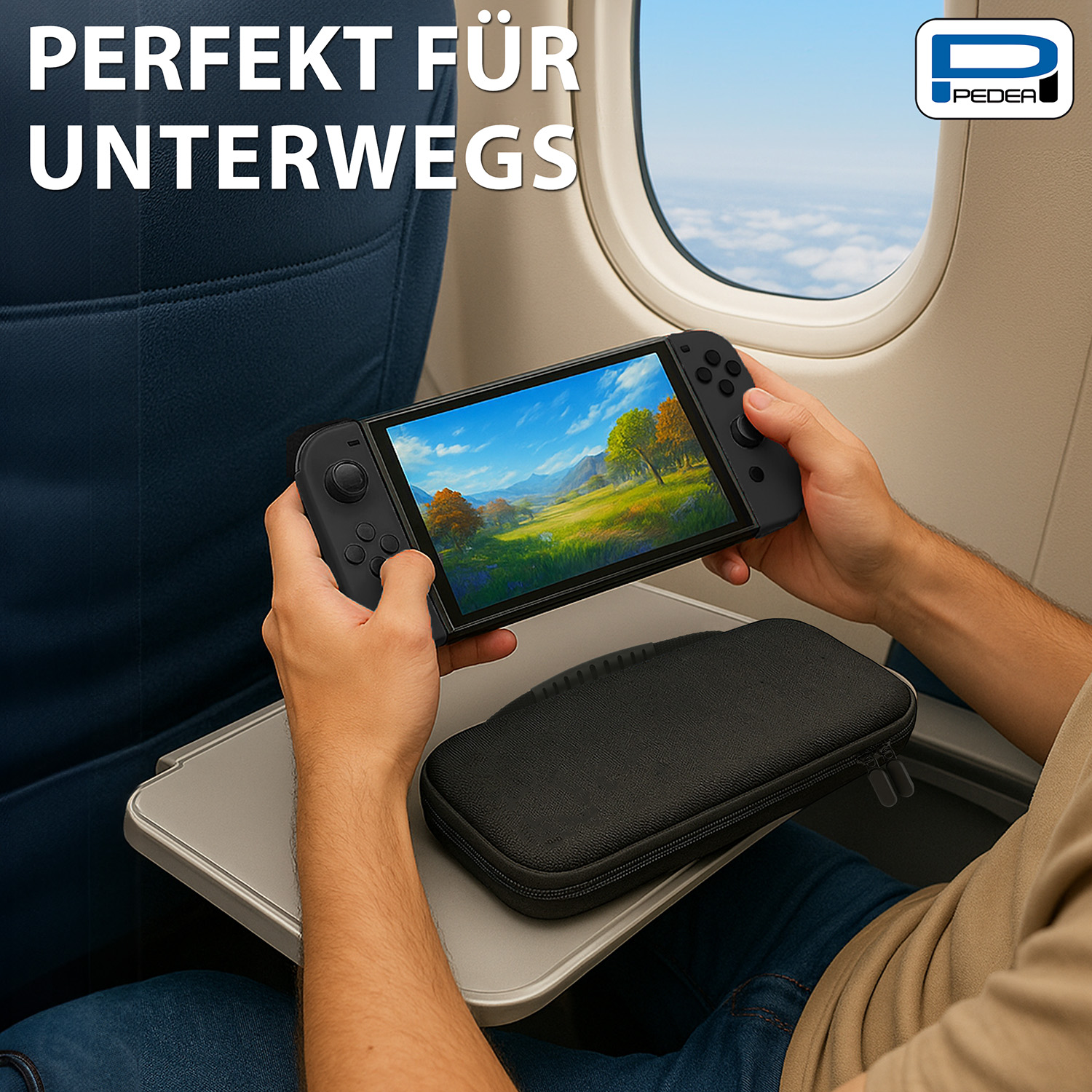 Una persona usa una Nintendo Switch in aereo, con una custodia nera sul vassoio.