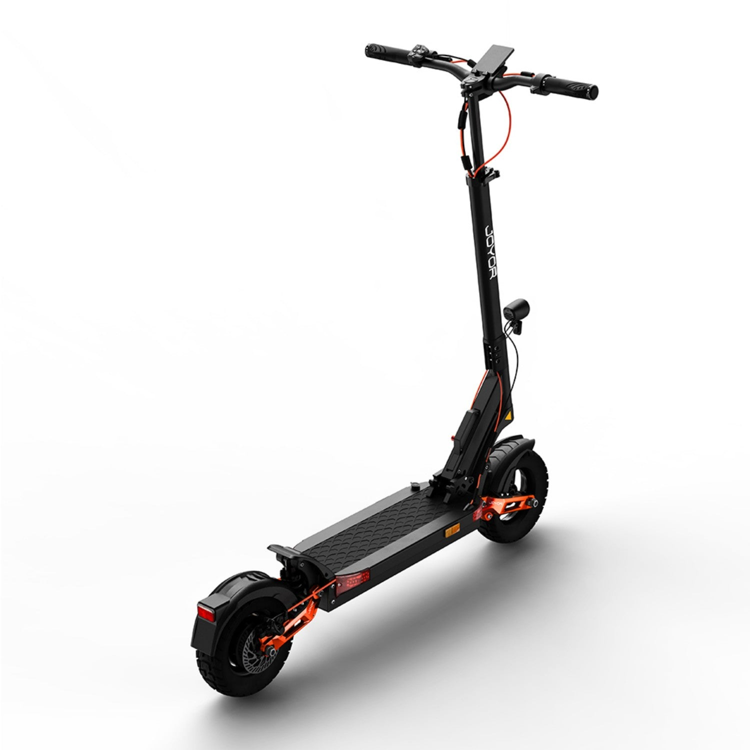 Scooter elettrico nero e arancione su sfondo bianco.