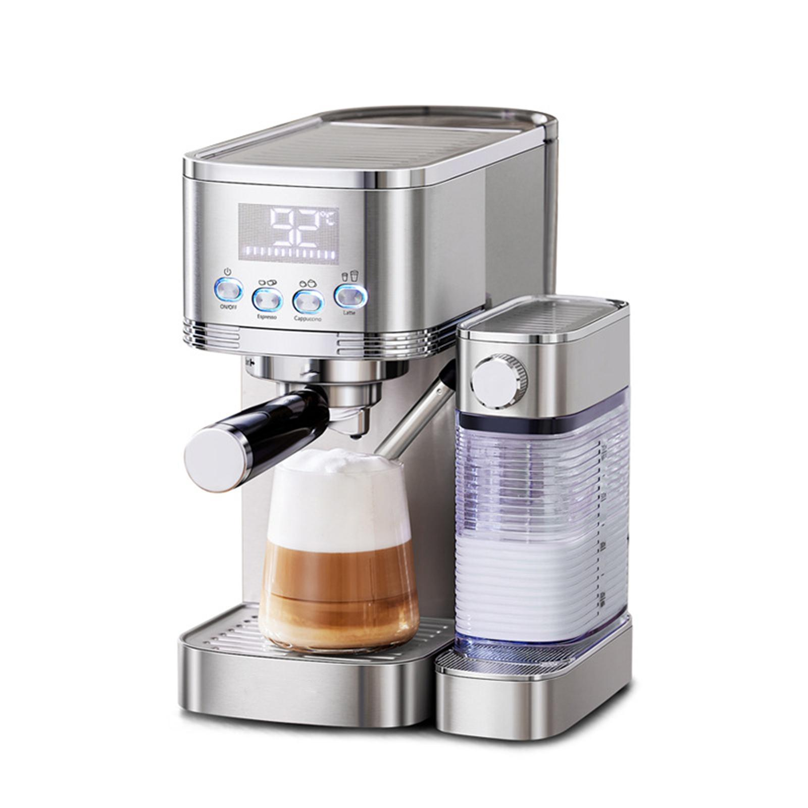 Silberne Espressomaschine mit einem Glas geschichtetem Kaffee und Milchschaum.