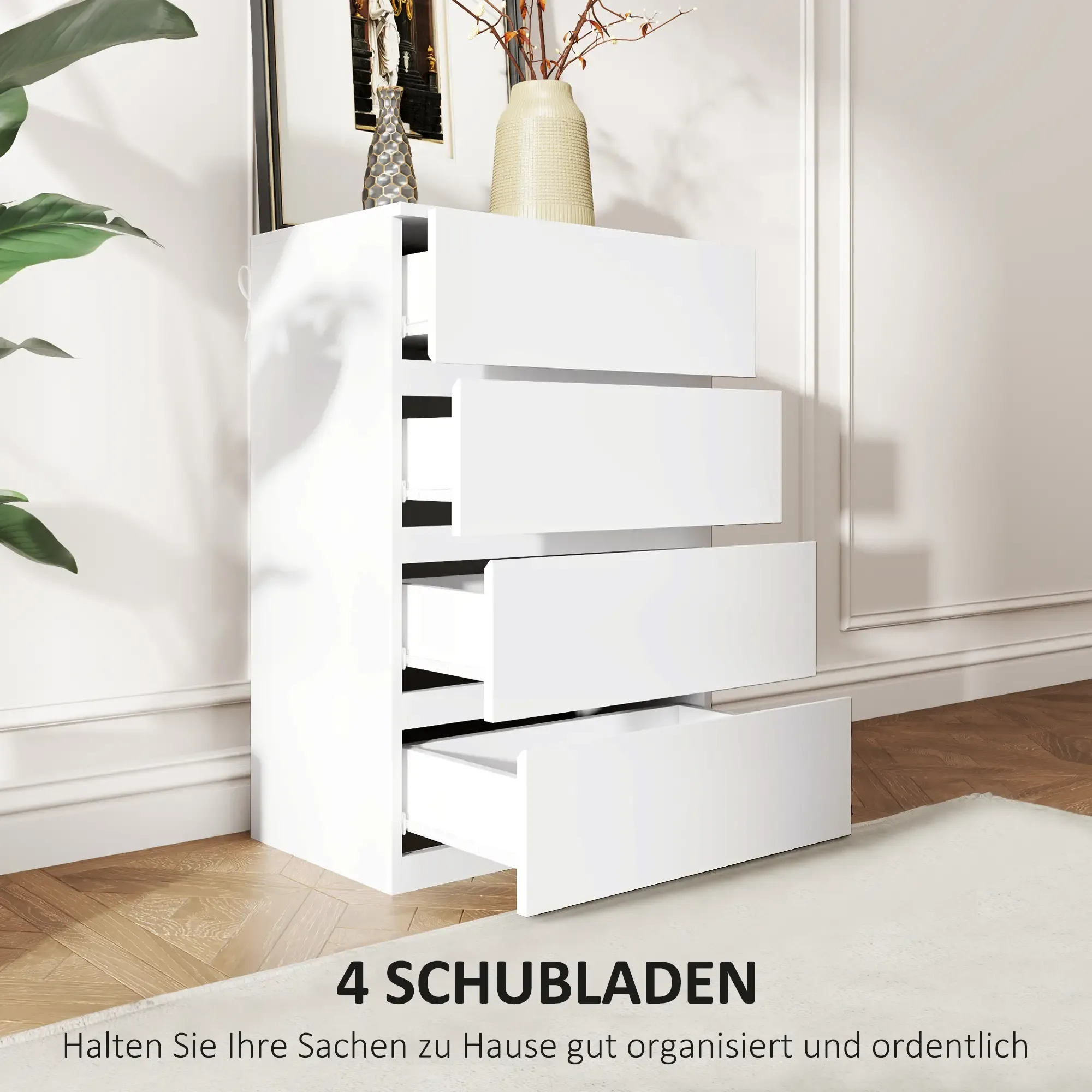 Weißer Schrank mit vier Schubladen, eine offen. Vase, Pflanze und Deko oben. Text: 4 Schubladen.