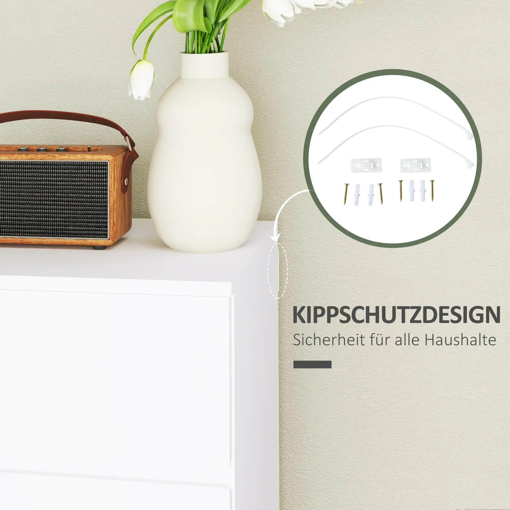 Weißer Schrank mit Vase mit Blumen, mit kleinem Lautsprecher. Der Text ist auf Deutsch.