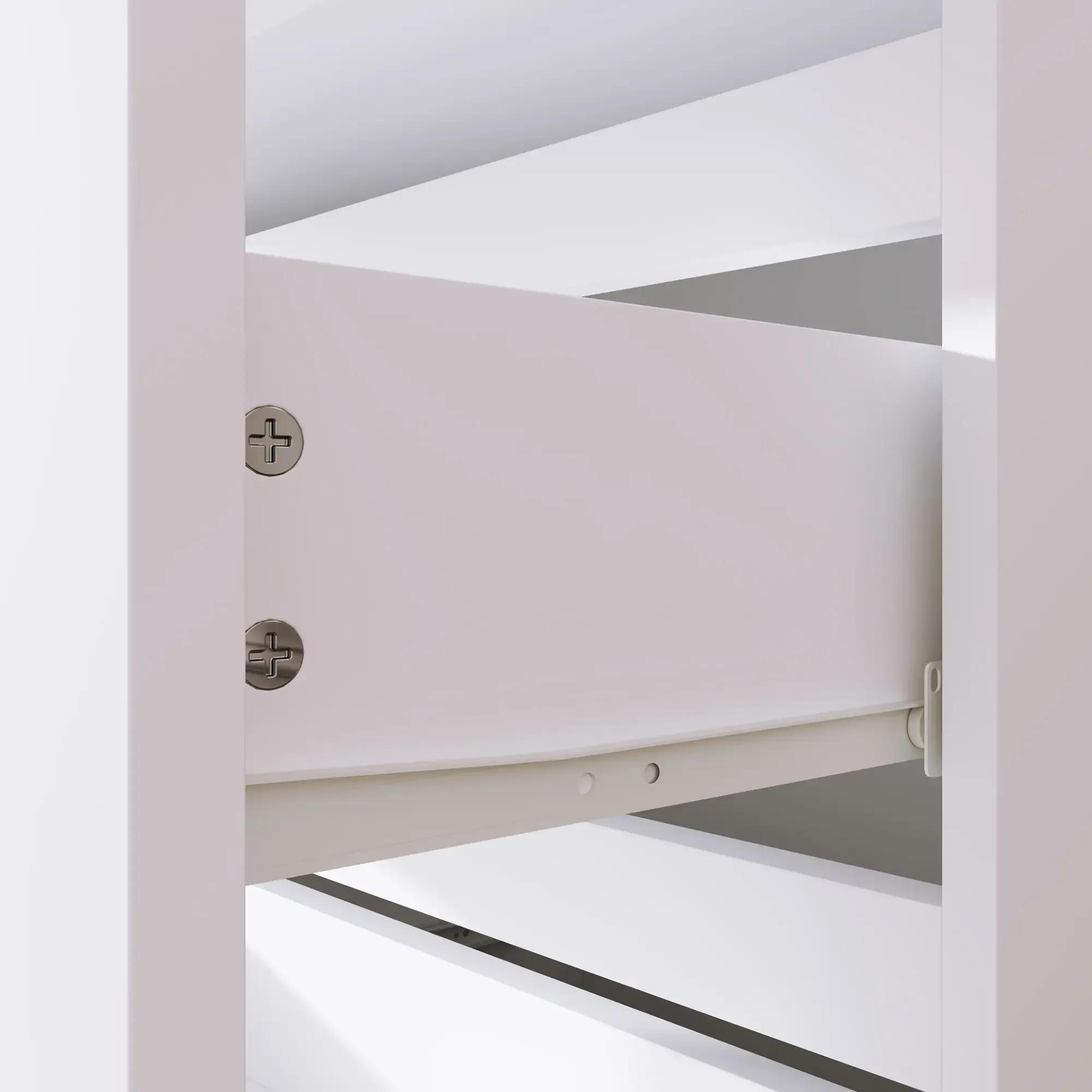 Nahaufnahme einer weißen Schublade, die teilweise aus einem weißen Schrank gezogen wurde. Schrauben sind sichtbar.