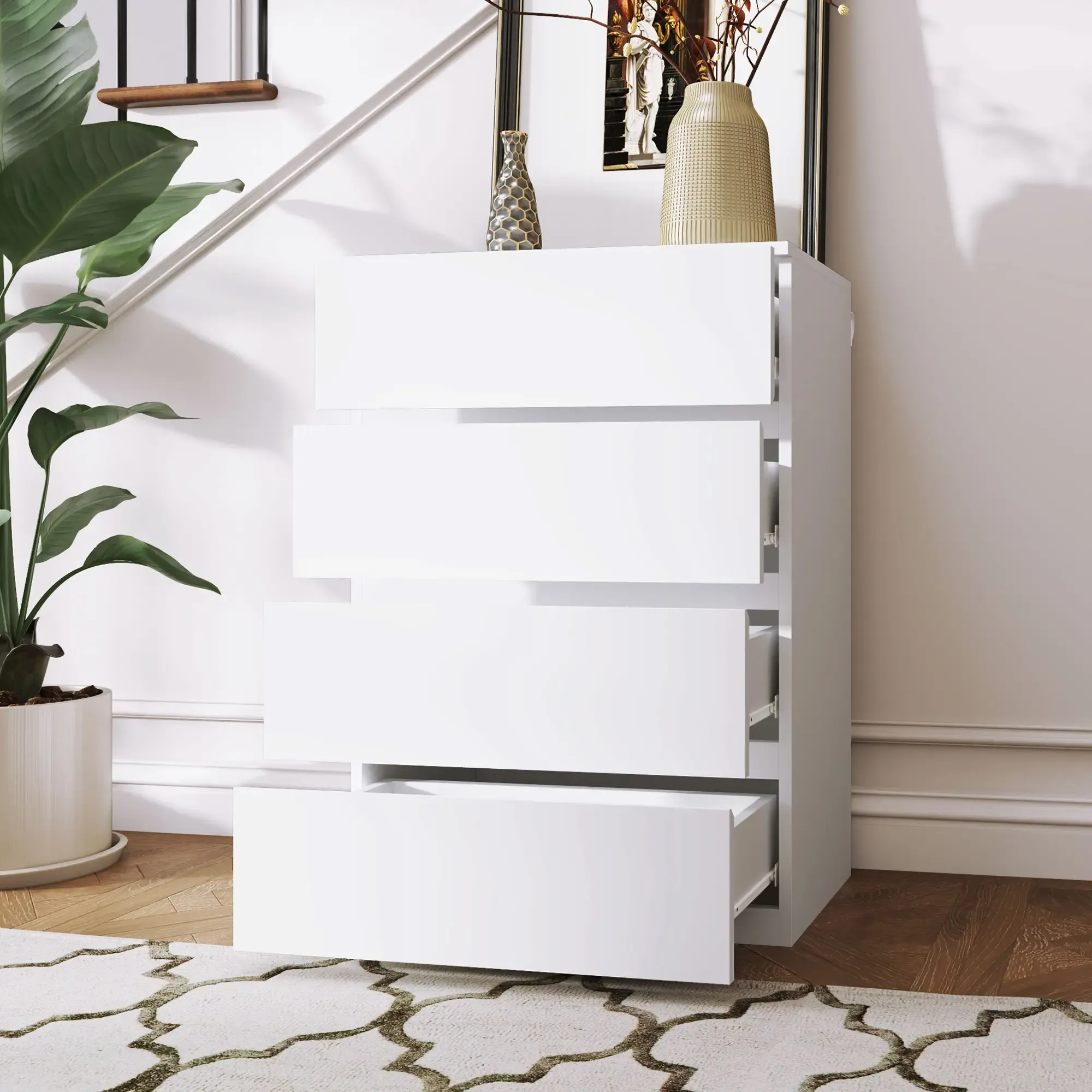 Weißer Schrank mit vier Schubladen, eine offen, vor einer Wand mit Pflanze. Wand mit Kunst und Treppe.