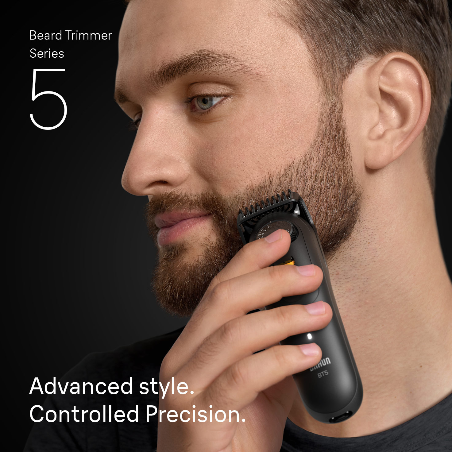 Mann benutzt einen schwarzen Barttrimmer, mit Text: Advanced style. Controlled Precision.