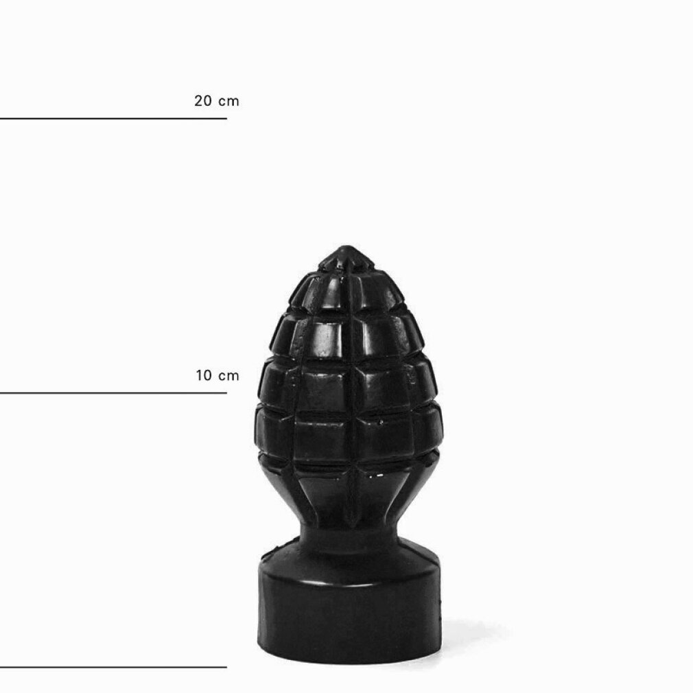 Ein schwarzes, strukturiertes, ananasförmiges Objekt mit breiter Basis, auf weißem Untergrund.