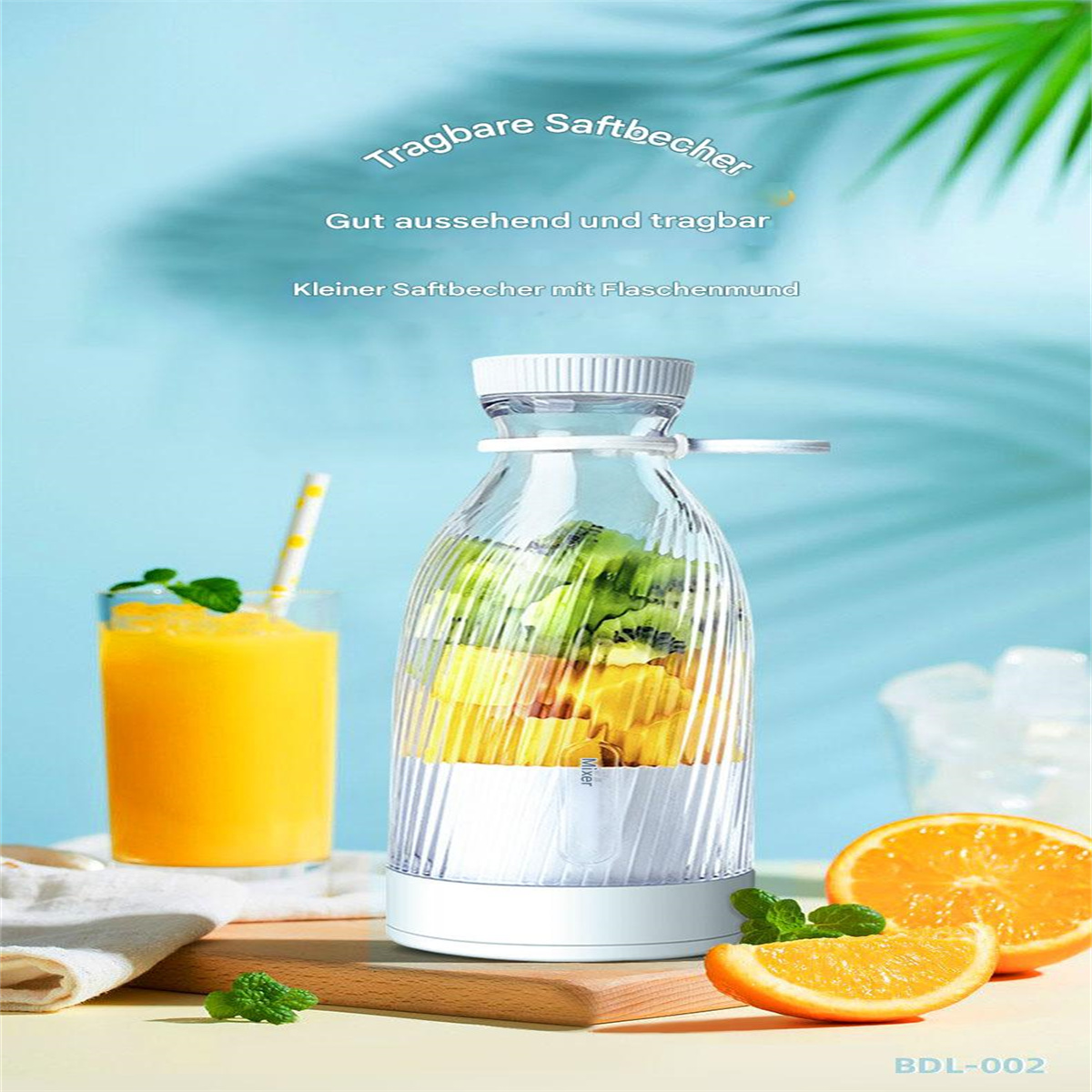 Eine Mixerflasche mit Früchten im Inneren neben einem Glas Saft. Der Text lautet: Tragbarer Entsafter, Gut aussehend und tragbar.