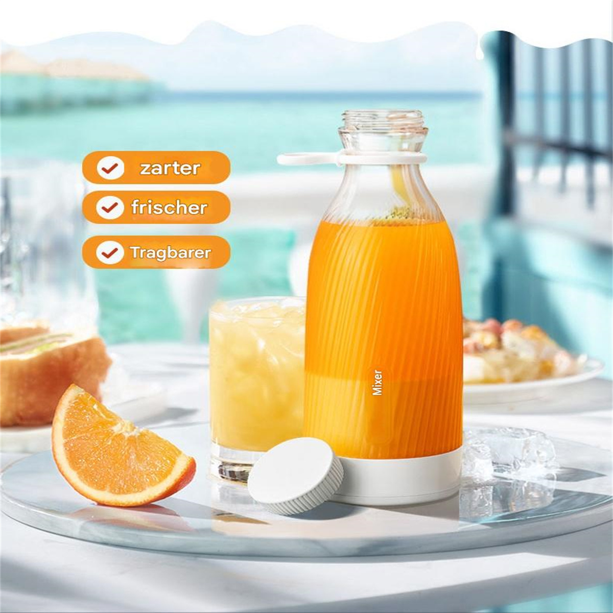 Eine Mixerflasche gefüllt mit orangener Flüssigkeit. Eine Orangenscheibe und ein Glas mit Eis sind ebenfalls vorhanden.