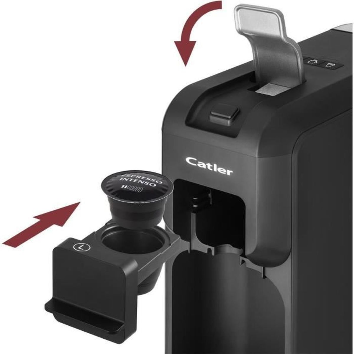 Eine schwarze Kaffeemaschine gibt eine Kaffeekapsel aus. Die Kapsel wird in die Maschine gelegt.