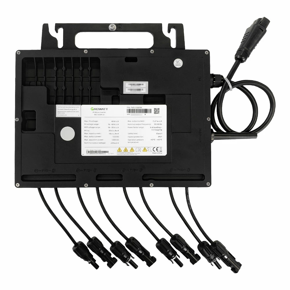 Ein schwarzes Solarpanel-Gerät mit mehreren schwarzen Kabeln, weißer Hintergrund und Text.