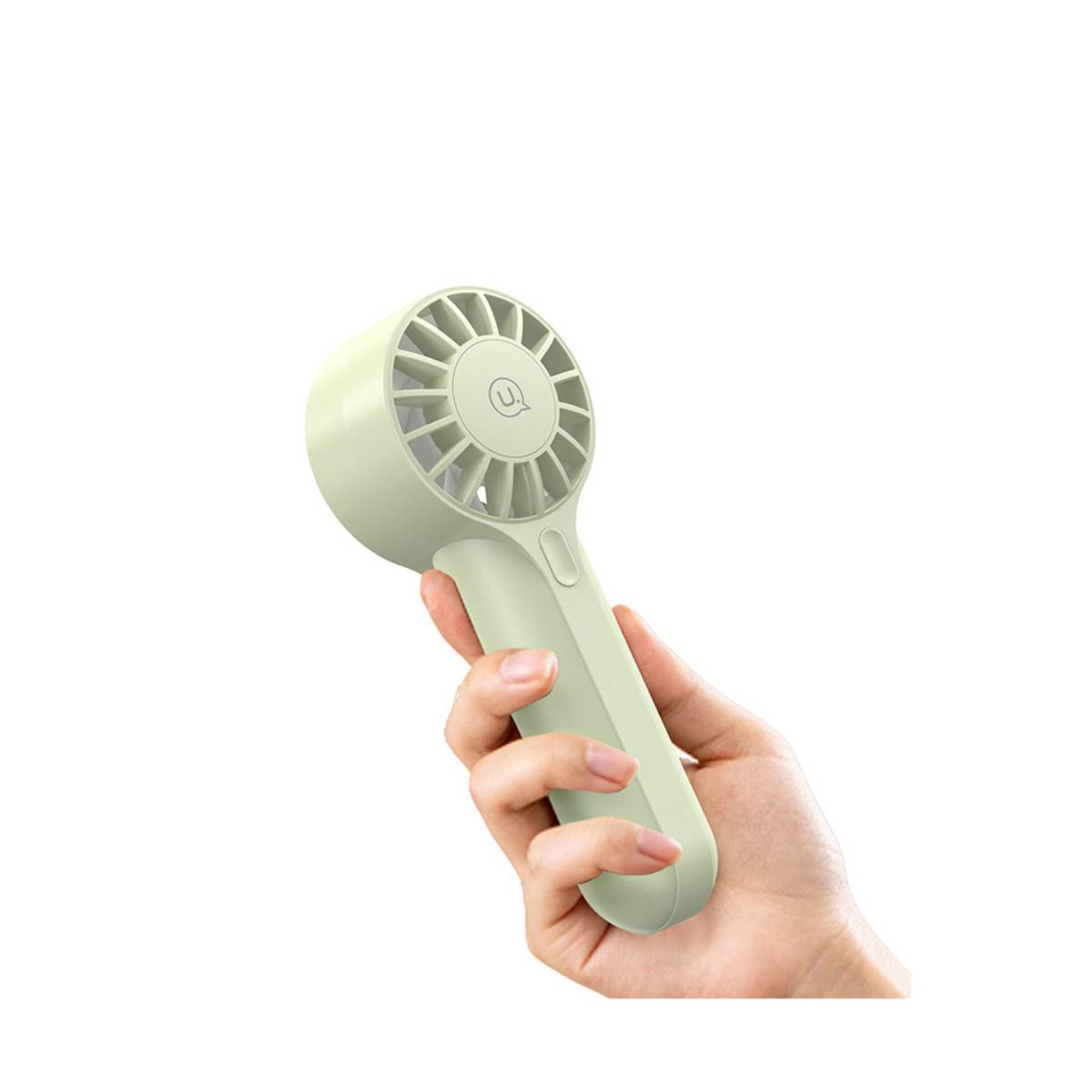 Una mano sostiene un ventilador de mano verde. El ventilador tiene un mango y una cabeza de ventilador. El fondo es blanco.