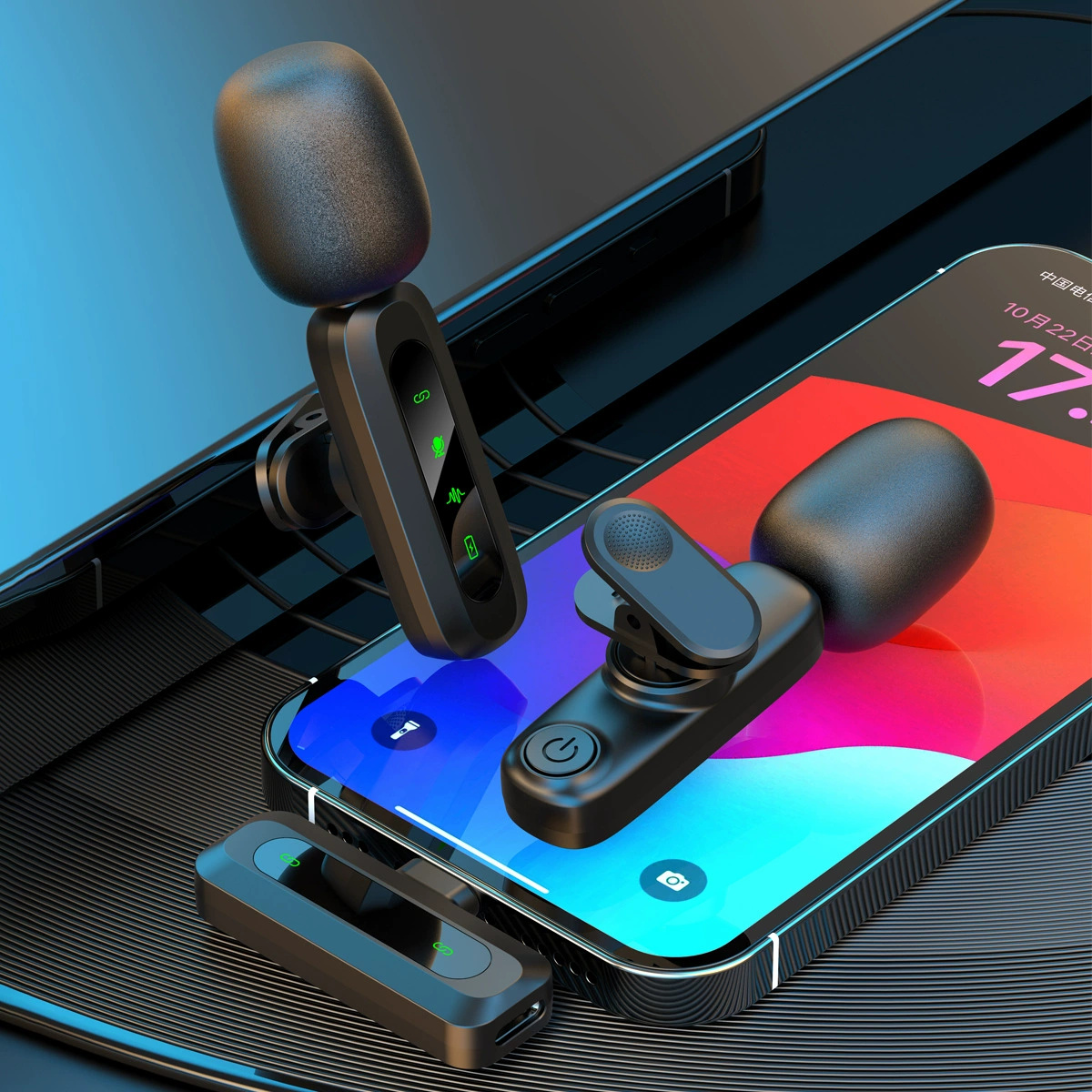 Zwei drahtlose Mikrofone auf einem Telefon. Eine Ladestation befindet sich unten. Das Telefon zeigt Uhrzeit und Apps.