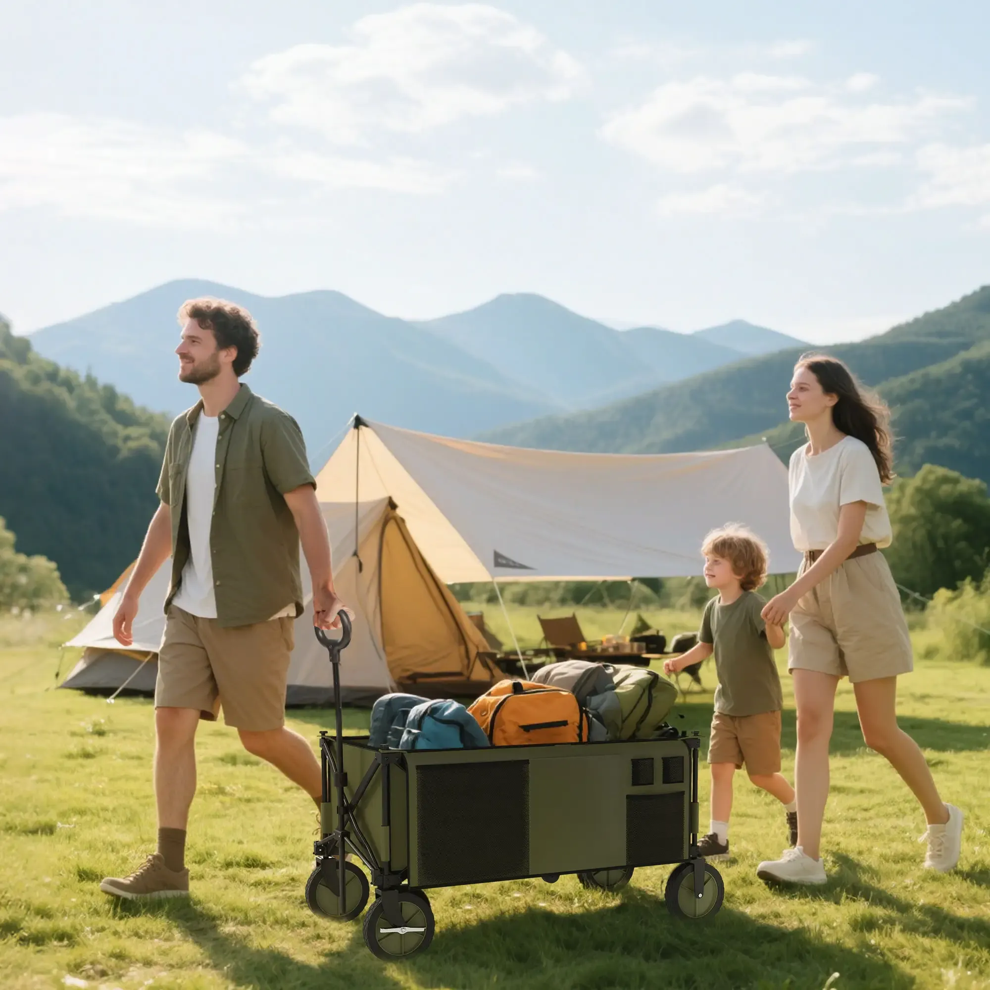 Eine Familie geht, zieht einen beladenen Campingwagen. Zelte und Berge sind im Hintergrund an einem sonnigen Tag.