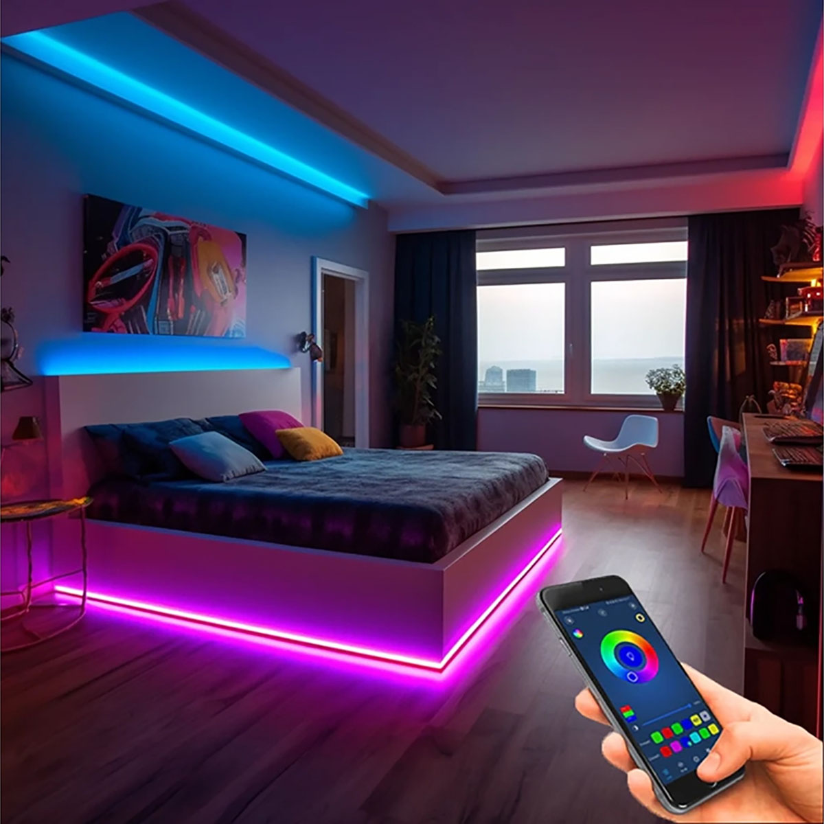 Una camera da letto con luci a LED sul soffitto e sul pavimento. Un telefono controlla i colori.