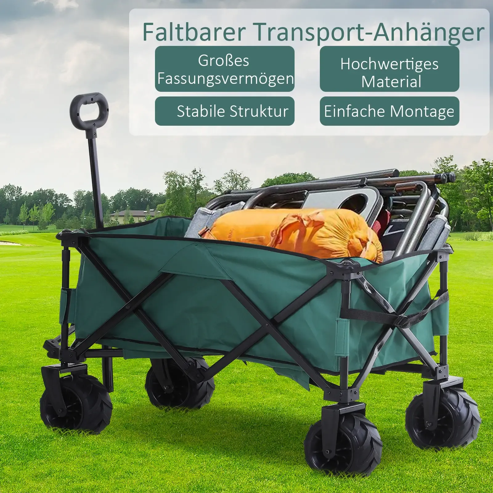 Grüner Faltwagen mit schwarzem Rahmen und Rädern auf einem grasbewachsenen Feld. Eine orangefarbene Tasche liegt darin.