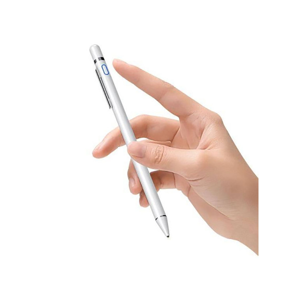 Una mano che tiene uno stilo bianco con una clip argentata su uno sfondo bianco.