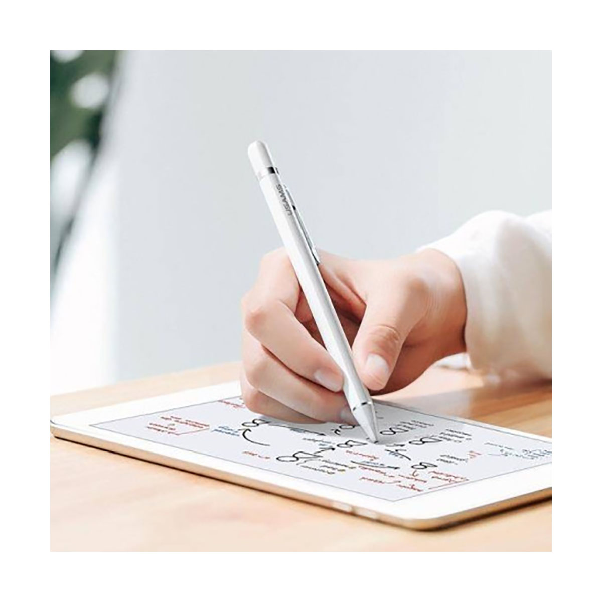 La mano di una persona che tiene una penna stilo bianca sopra un tablet. Il tablet ha un diagramma disegnato.