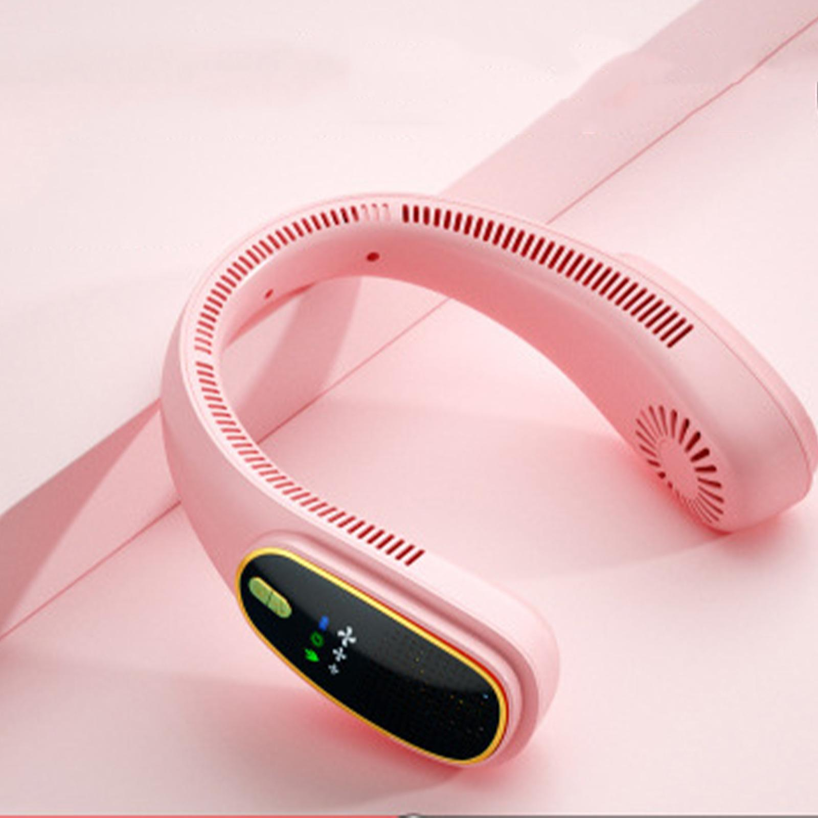 Ein pinkfarbener Nackenventilator mit Display und Knöpfen. Der Ventilator ist gebogen, mit Öffnungen entlang der äußeren Kanten.