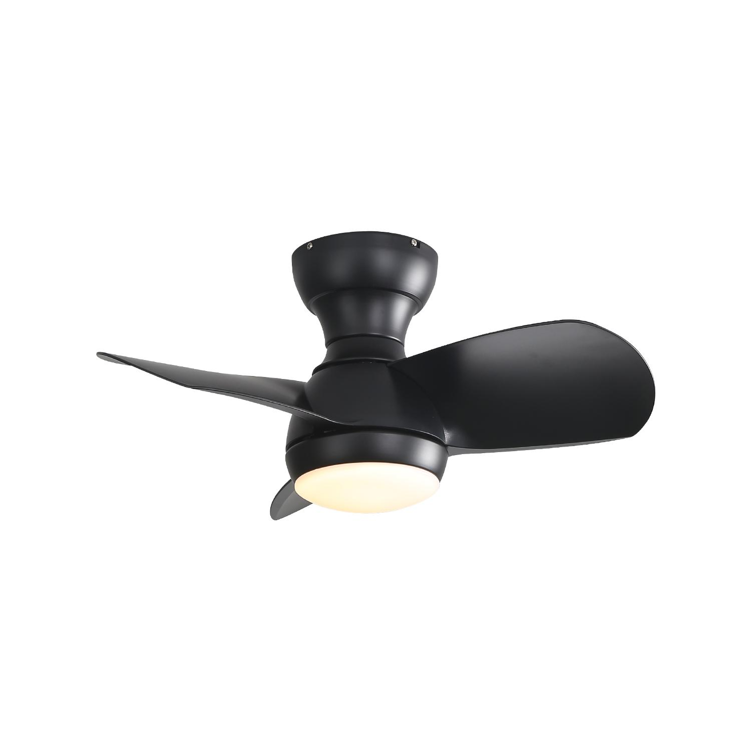 Ein schwarzer Deckenventilator mit drei Blättern und einem Licht vor weißem Hintergrund. Der Ventilator ist aus.