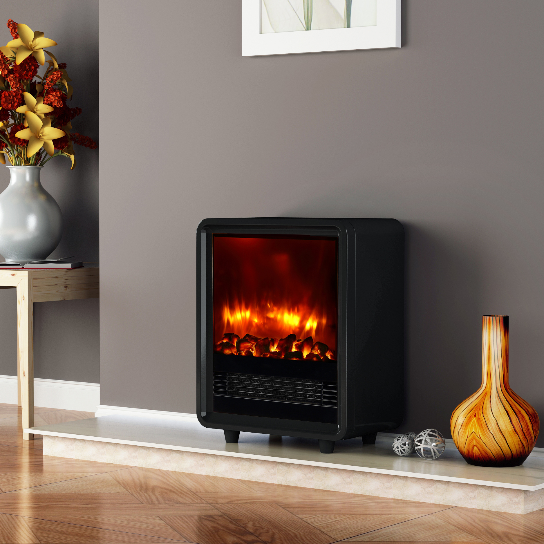Ein schwarzer Elektrokamin mit Flammen und dekorativen Holzscheiten. Es gibt eine Vase mit Blumen und eine dekorative Vase.