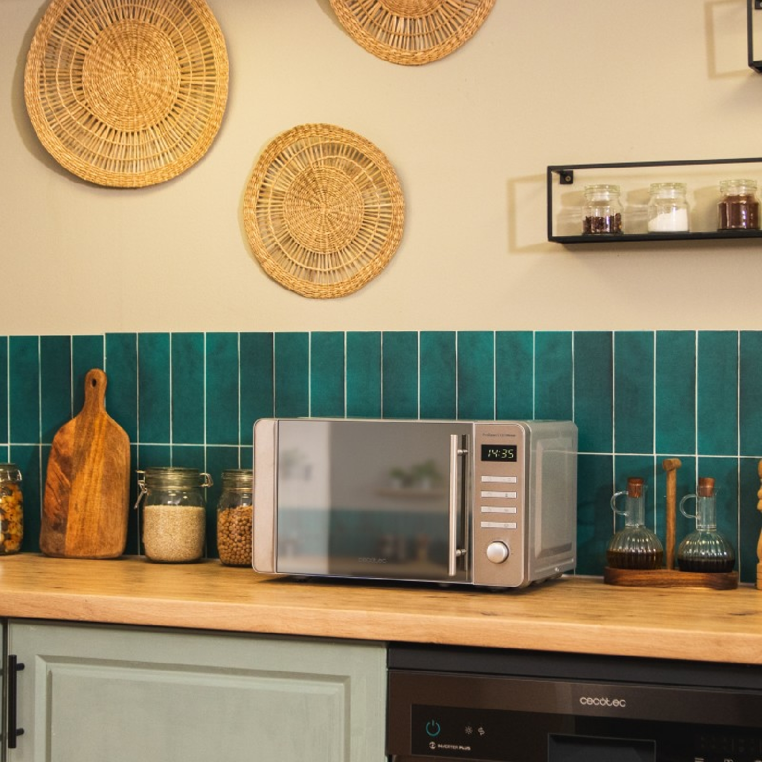 Una cocina moderna con microondas, tabla de cortar de madera y decoraciones de pared tejidas.