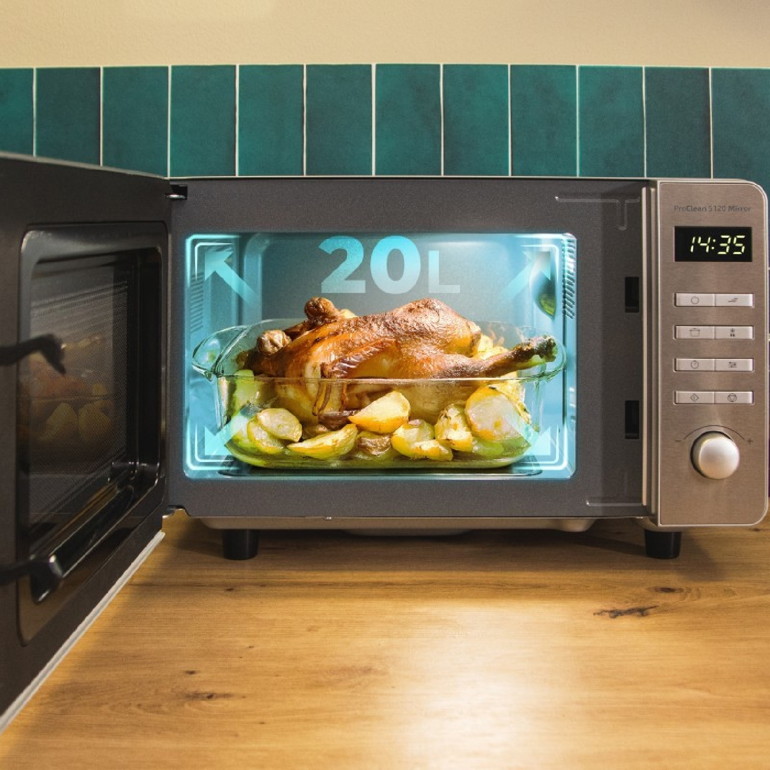 Un microondas abierto con pollo y patatas cocinadas adentro. El temporizador muestra 14:35.
