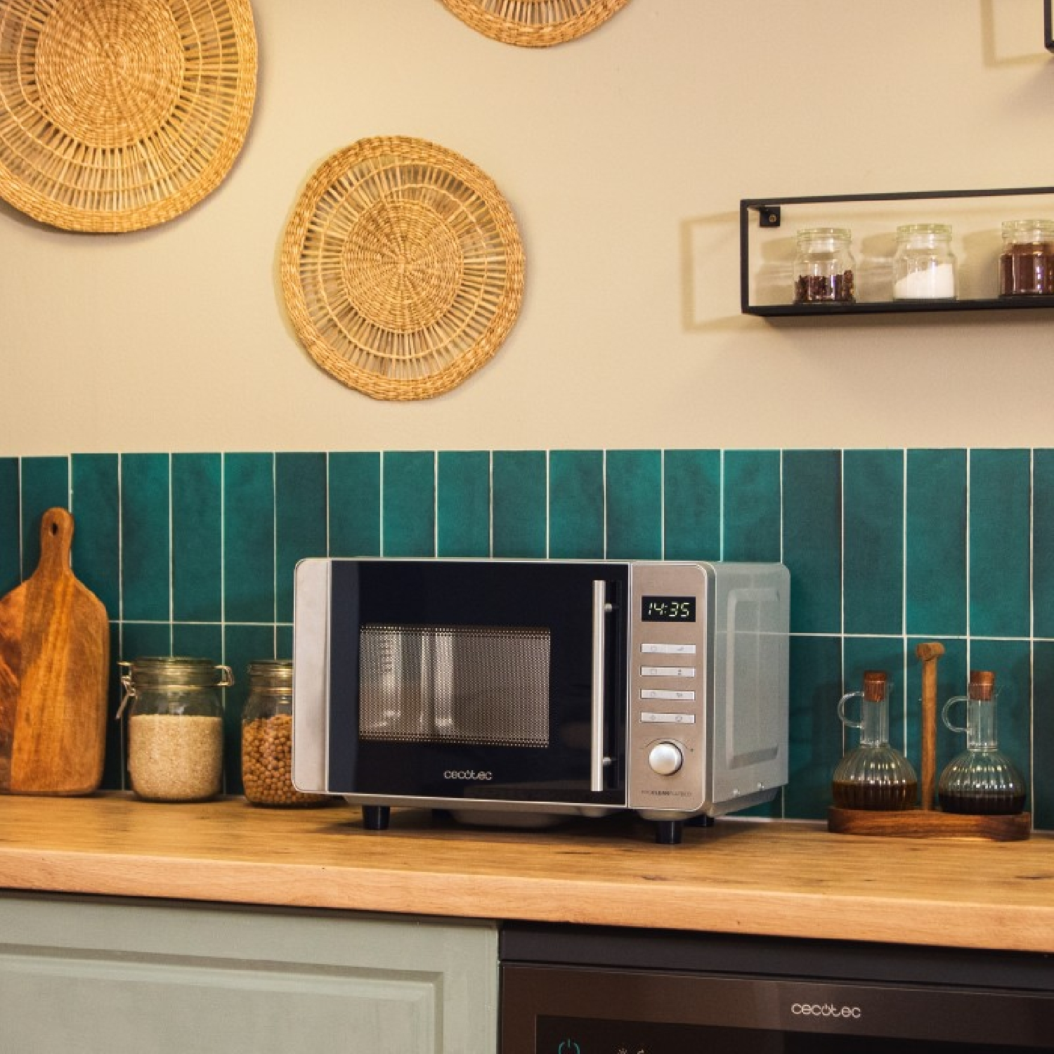 Una cocina moderna con microondas, tabla de cortar, tarros y decoraciones de pared tejidas.