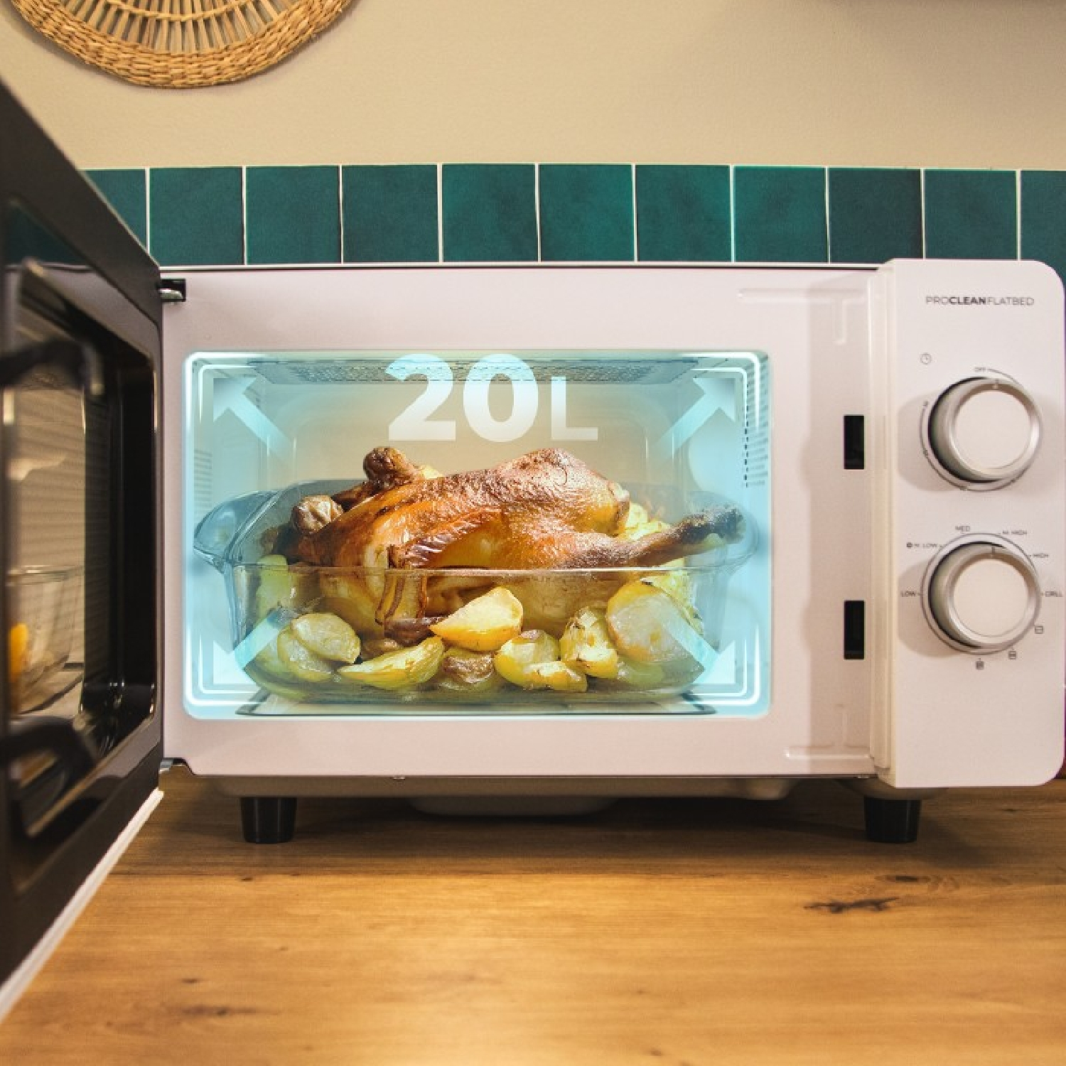 Un horno microondas blanco con pollo y patatas dentro. La puerta está abierta.