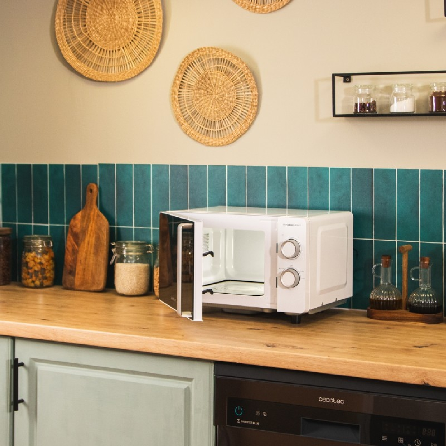 Una scena di cucina con un forno a microonde bianco, un piano di lavoro in legno e vari utensili da cucina.