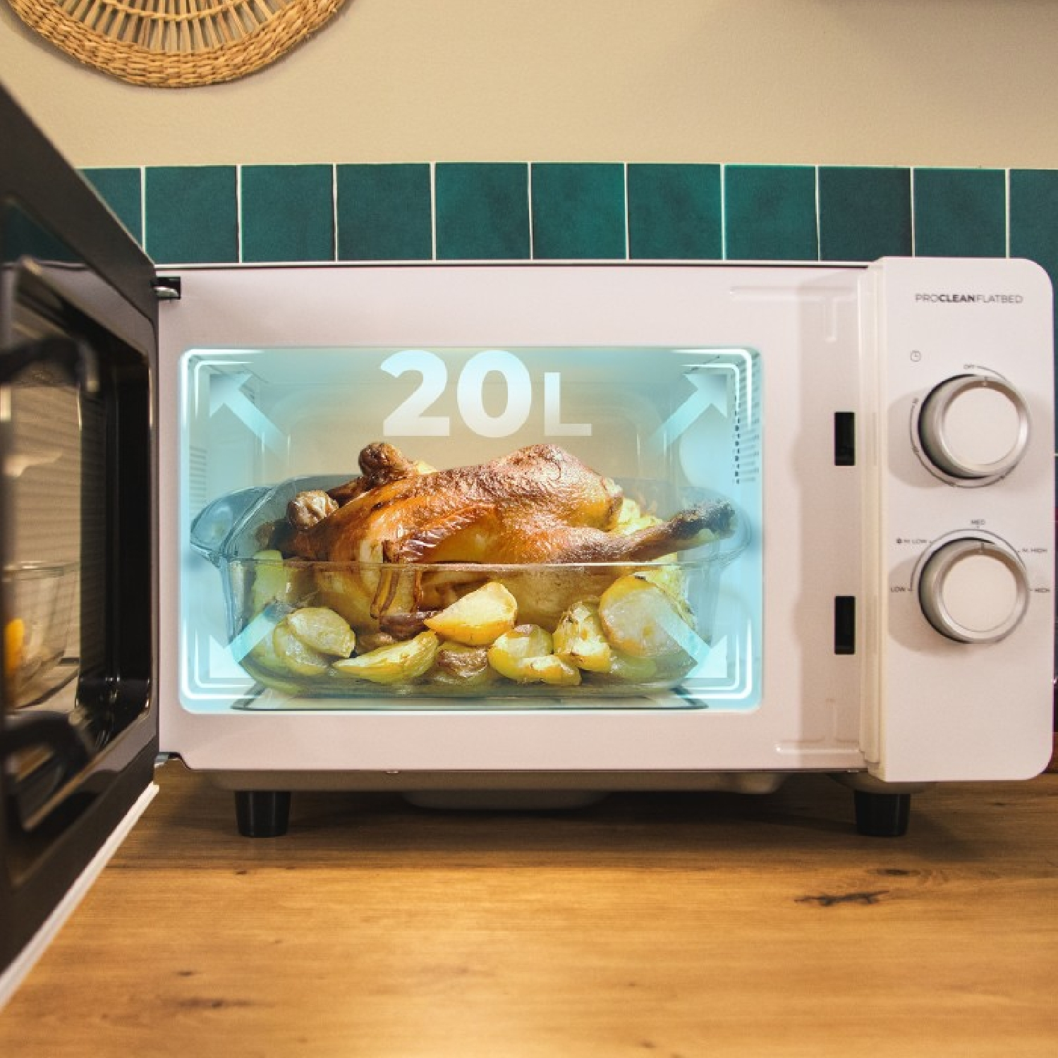 Un pollo cotto e patate in un piatto di vetro all'interno di un forno a microonde bianco. Lo sportello è aperto.