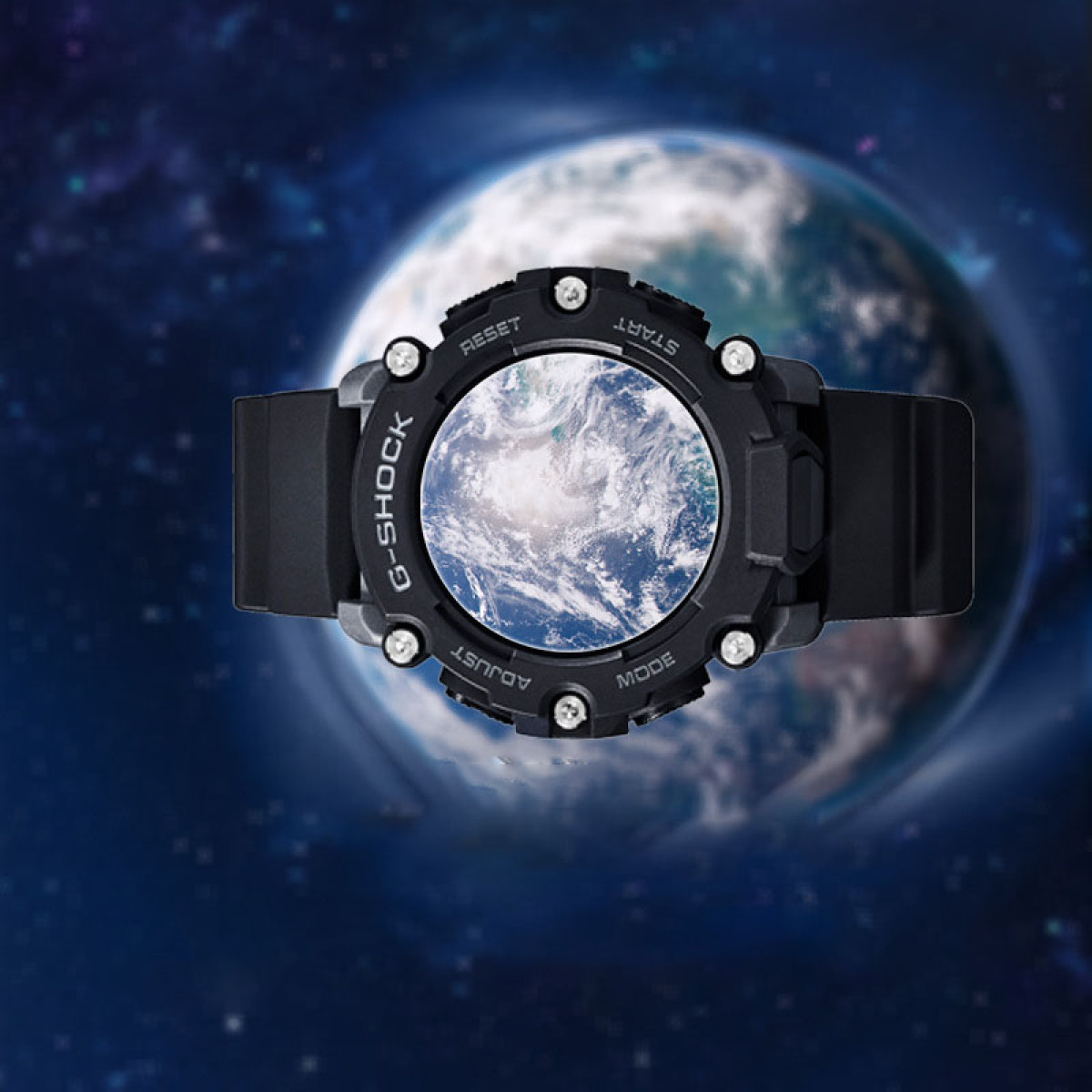 Schwarze G-Shock-Uhr mit Erde in der Mitte. Hintergrund: blauer Weltraum mit Sternen.