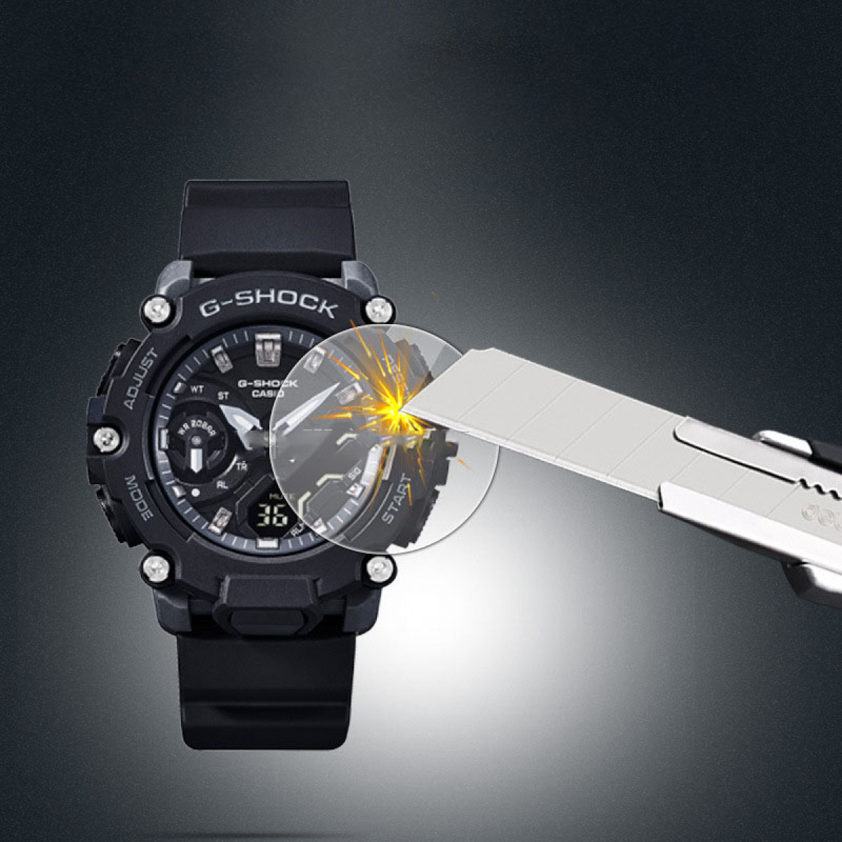 Eine schwarze G-Shock-Uhr, bei der eine Displayschutzfolie mit einem Teppichmesser geschnitten wird. Eine gelbe Box ist vorhanden.