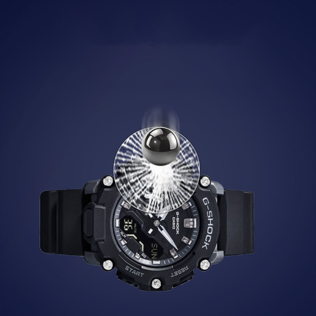 Eine schwarze G-Shock-Uhr mit Digitalanzeige. Eine Kugel mit Unschärfeeffekt befindet sich darüber.