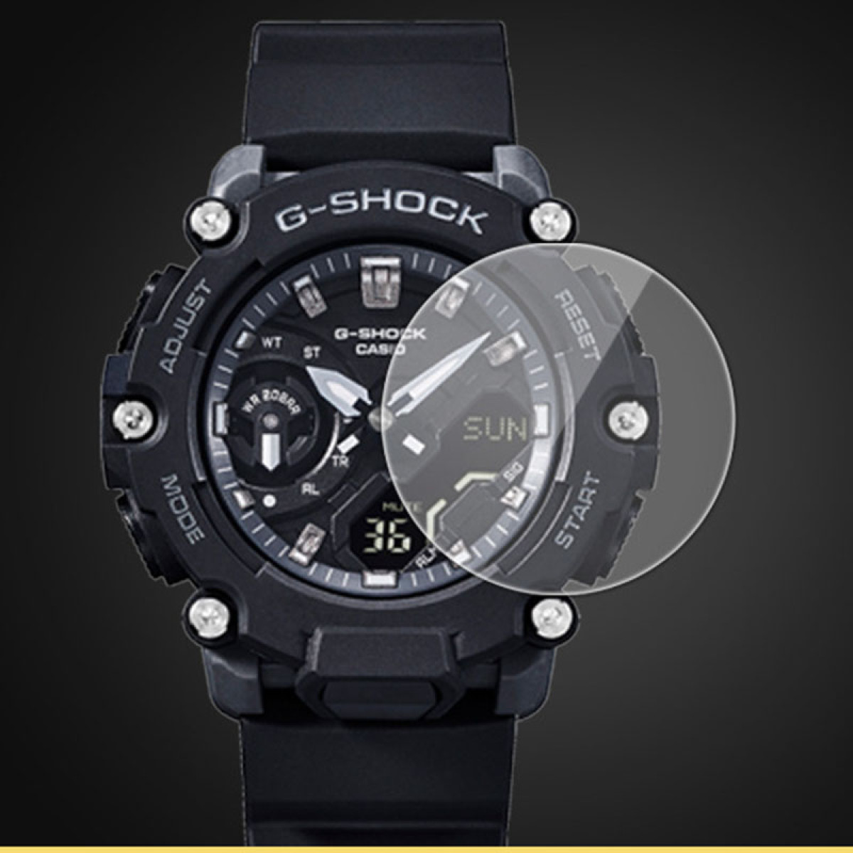Eine schwarze G-Shock-Uhr mit Displayschutzfolie davor. Der Hintergrund ist dunkel.