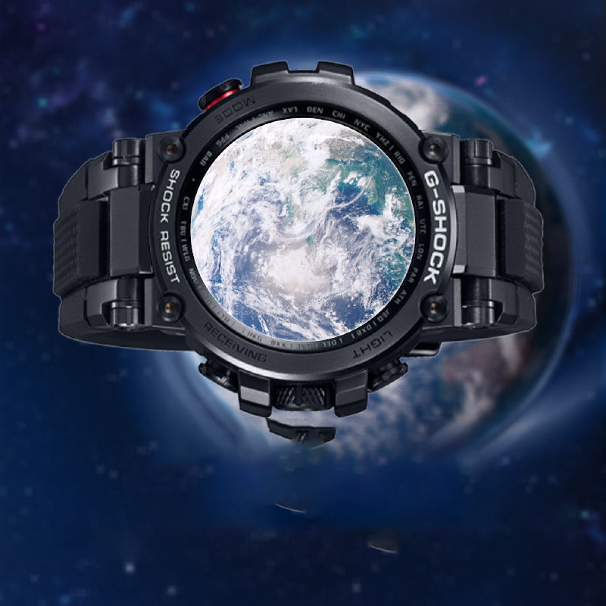 Eine schwarze G-Shock-Uhr mit Erdbild auf dem Zifferblatt, vor einem Weltraumhintergrund.