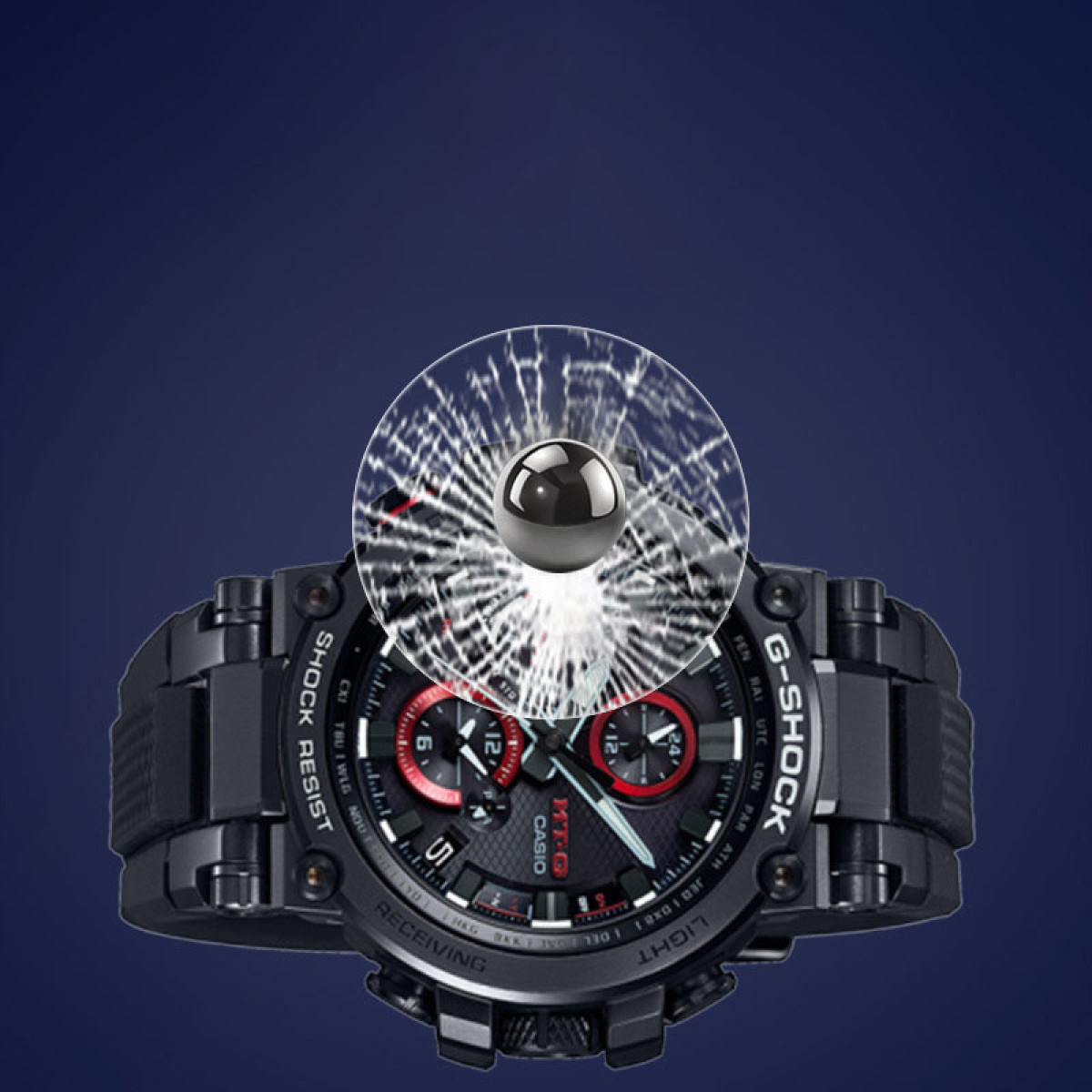 Schwarze G-Shock-Uhr mit gesprungenem Displayschutz vor blauem Hintergrund.