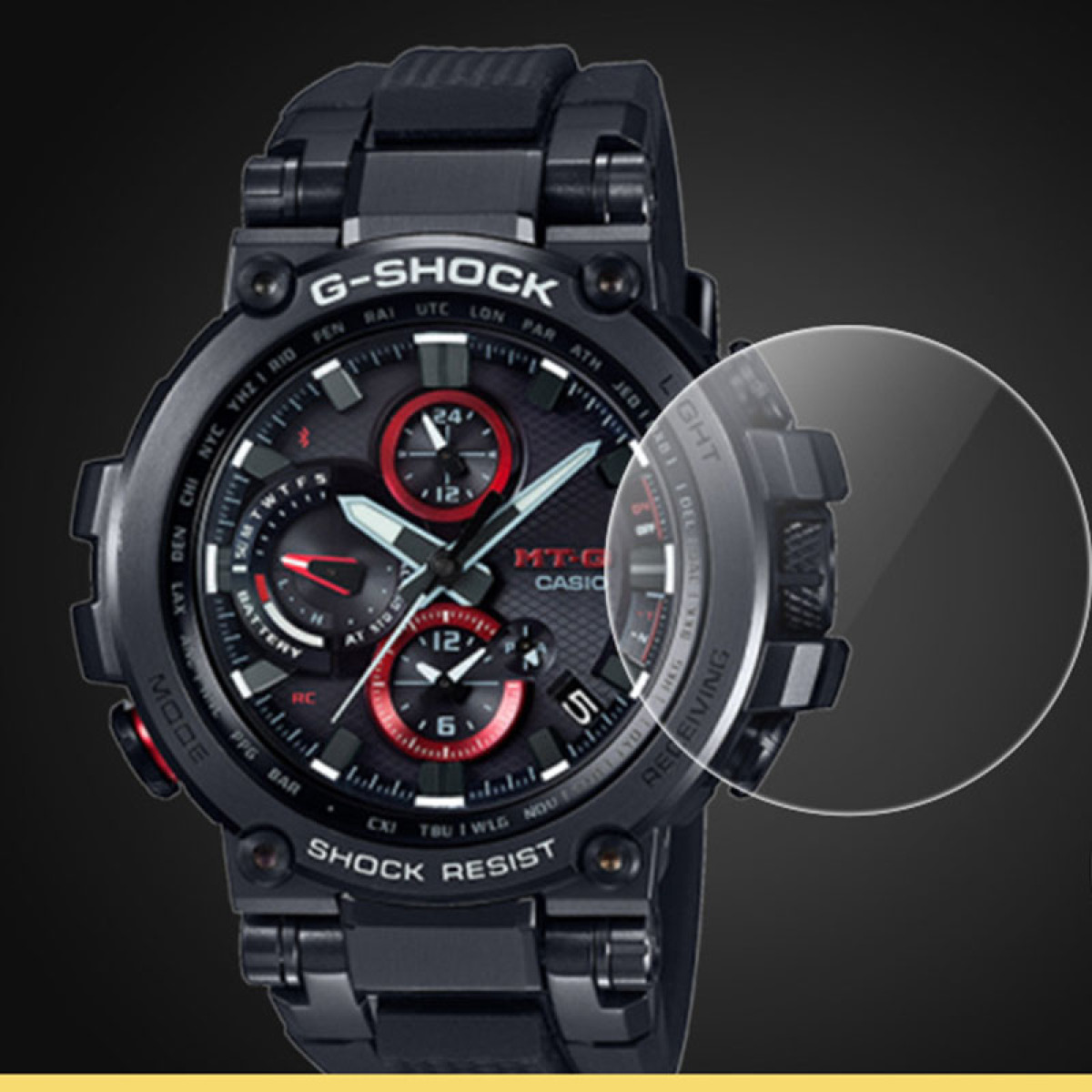 Eine schwarze G-Shock Uhr mit schwarz-rotem Zifferblatt, eine Displayschutzfolie auf der Uhr.