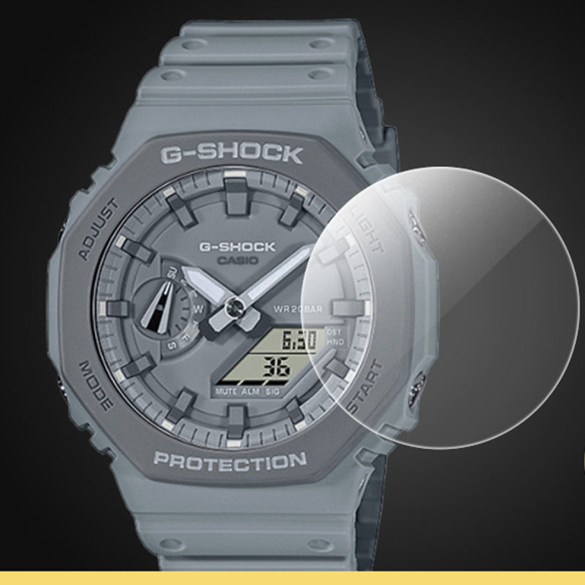 Un orologio G-Shock grigio con una sovrapposizione trasparente, l'orologio mostra l'ora e la data.