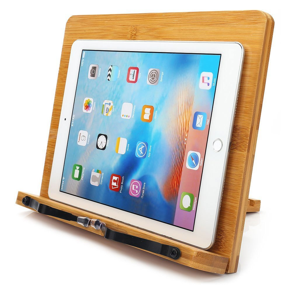 Ein hölzerner Buchständer mit einem Tablet. Das Tablet zeigt verschiedene App-Symbole. Weißer Hintergrund.