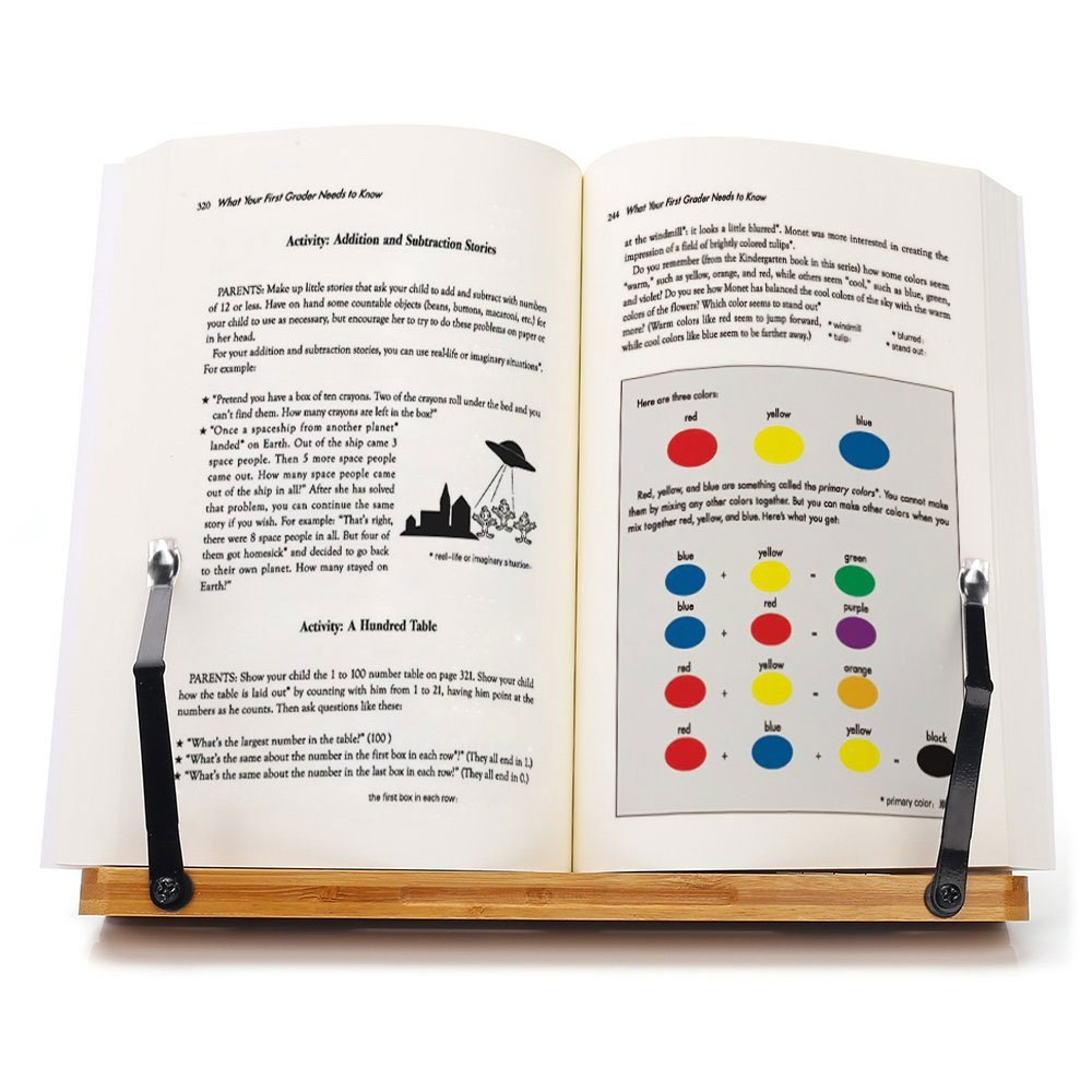 Ein offenes Buch auf einem Holzständer, zeigt Text und Illustrationen. Ein Metallclip hält die Seiten.