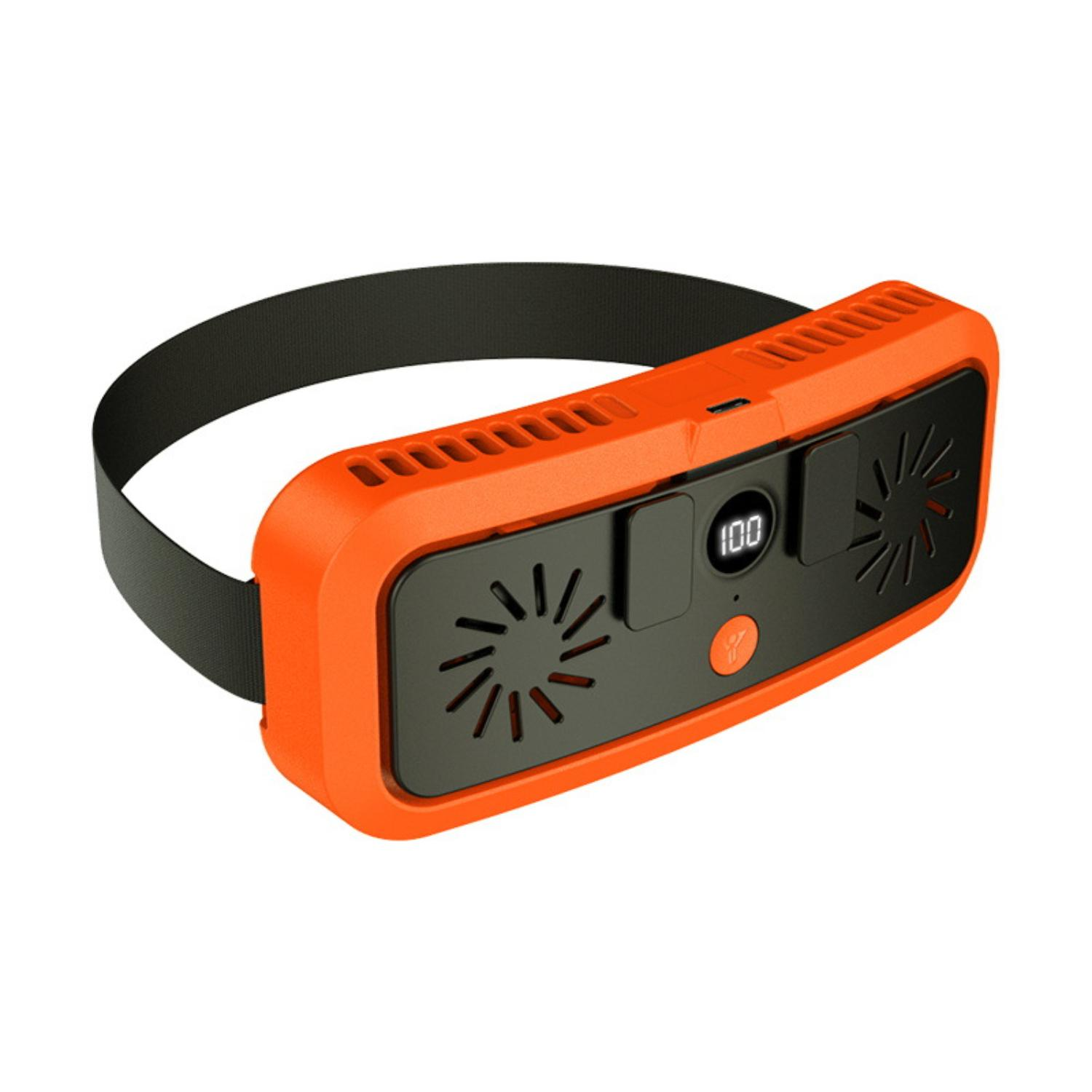 Orangener und schwarzer tragbarer Nackenventilator mit Digitalanzeige, vor weißem Hintergrund.