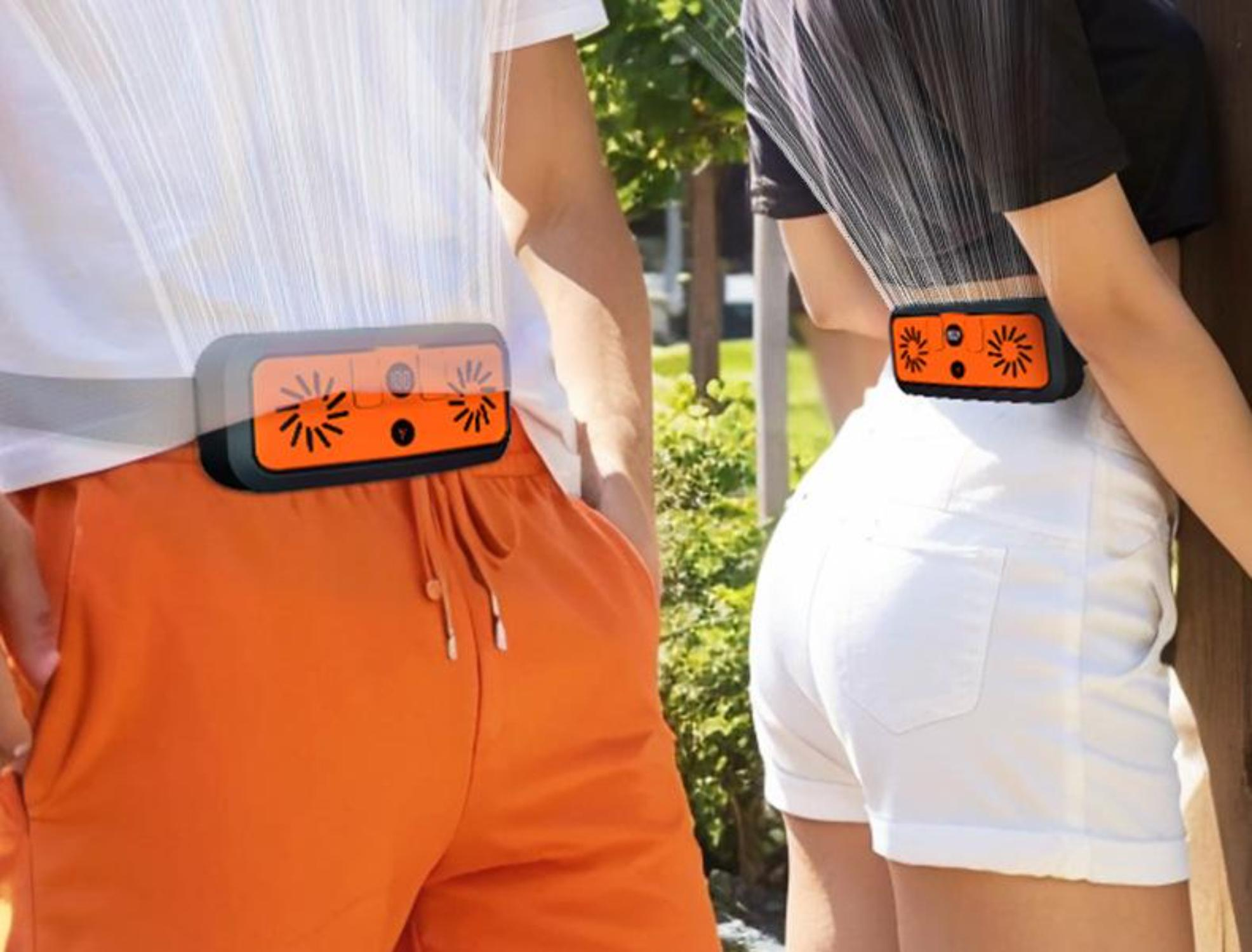 Zwei Personen, die orangefarbene und schwarze Geräte um die Taille tragen.