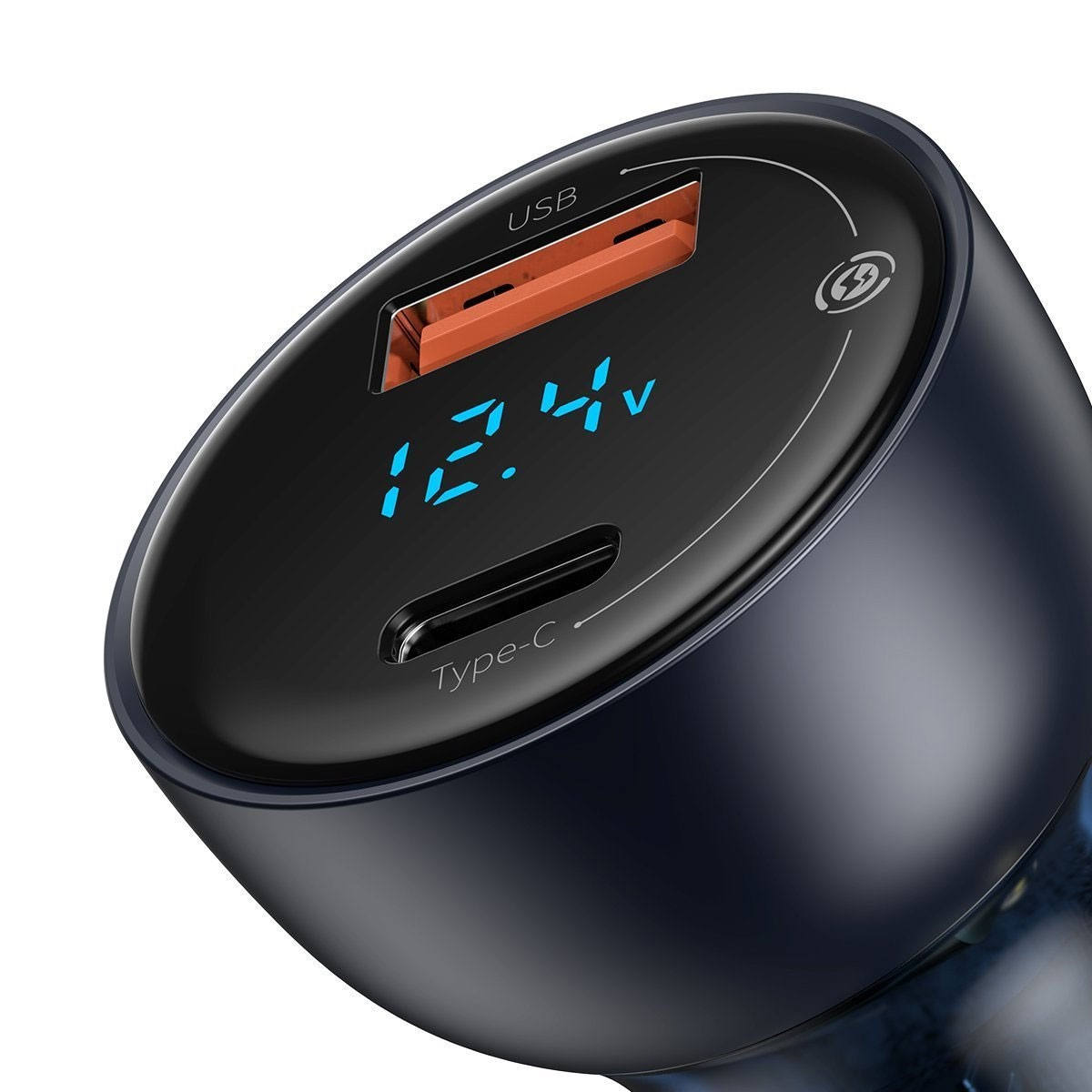 Primo piano di un caricabatterie per auto con porte USB e Type-C.