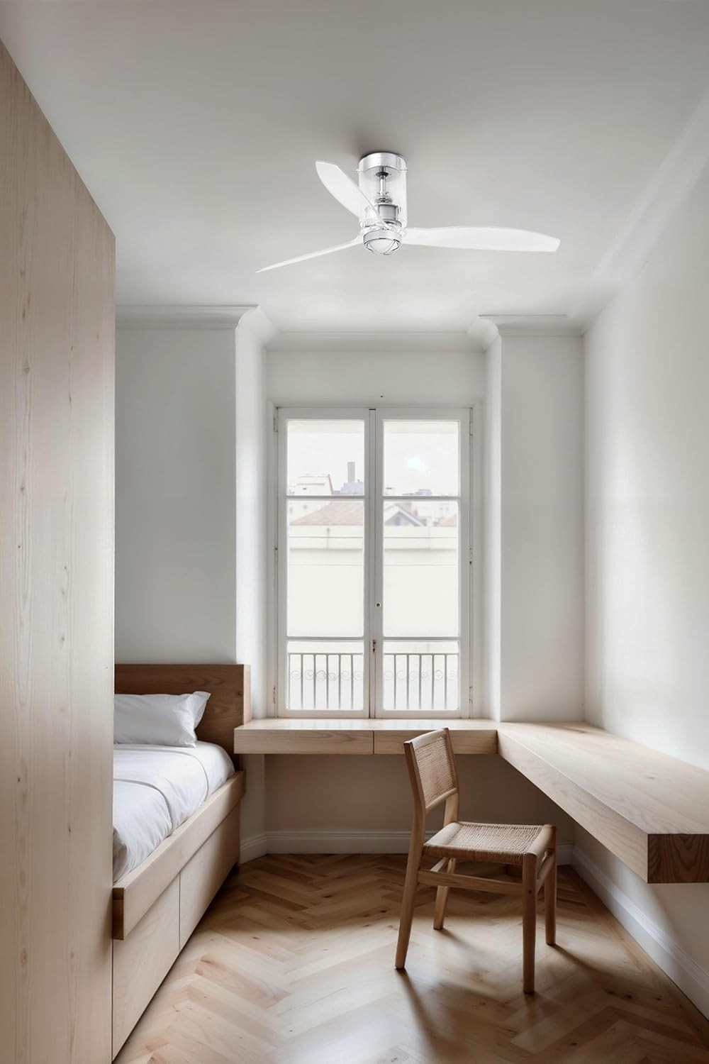 Una stanza con mobili in legno e un ventilatore a soffitto bianco. La stanza ha un letto, una scrivania e una sedia.