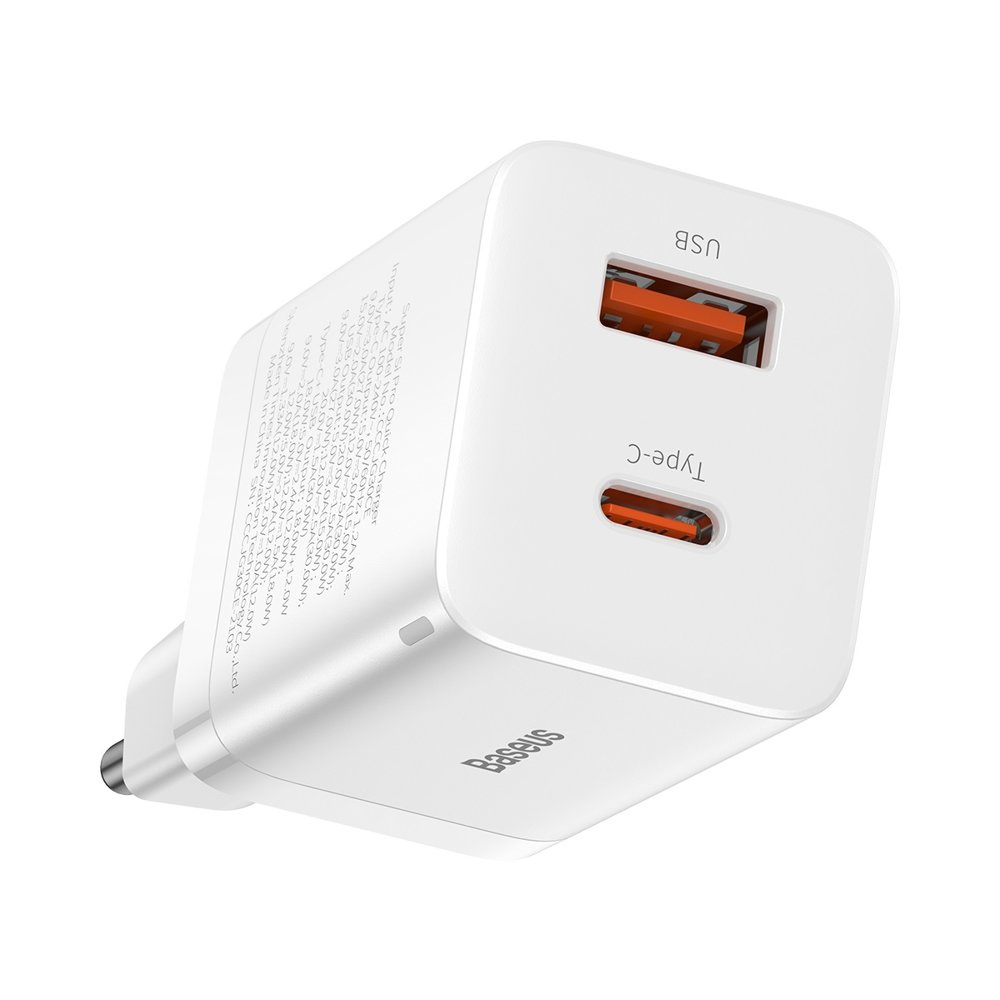 Un cargador de pared blanco con puertos USB y Tipo-C, la marca 'Baseus' está escrita.