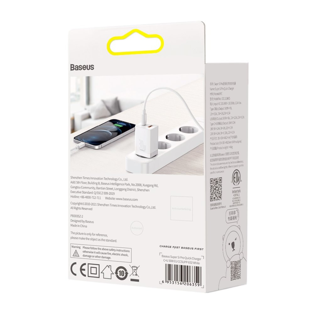 Una caja de producto que muestra el teléfono cargándose con un cargador blanco.